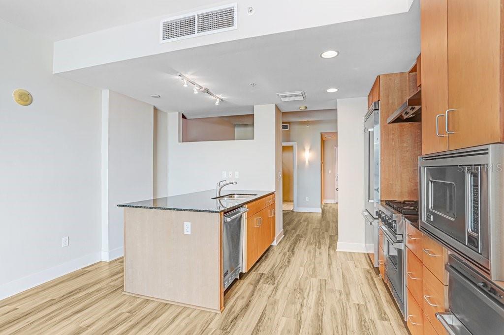 1120 E KENNEDY BLVD #1020