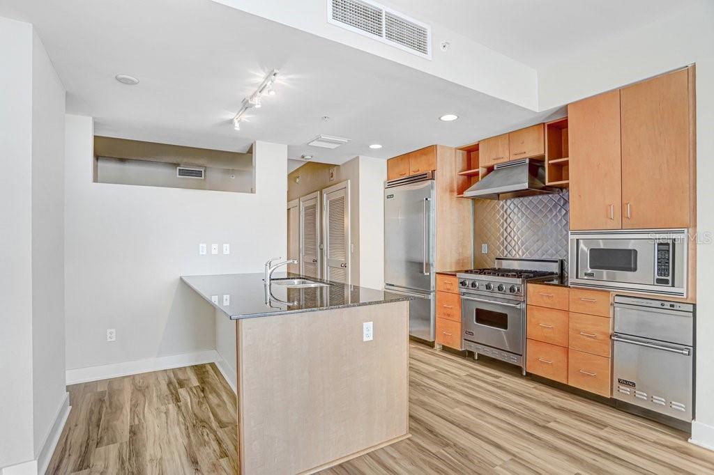 1120 E KENNEDY BLVD #1020