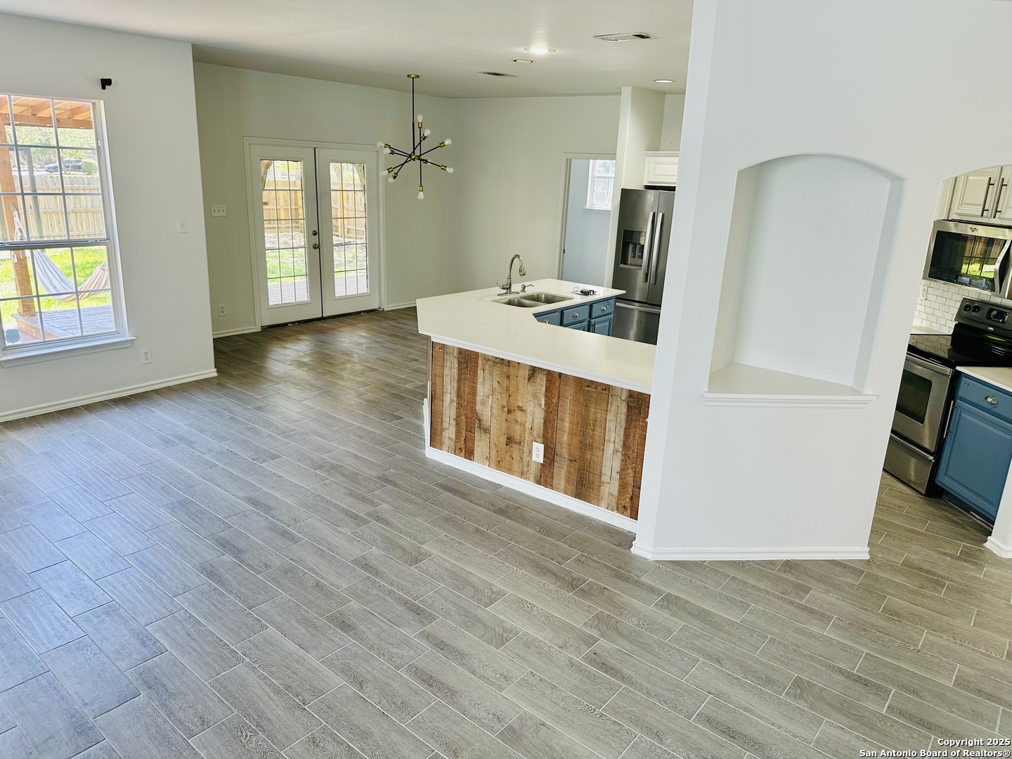 1064 Maltese ln