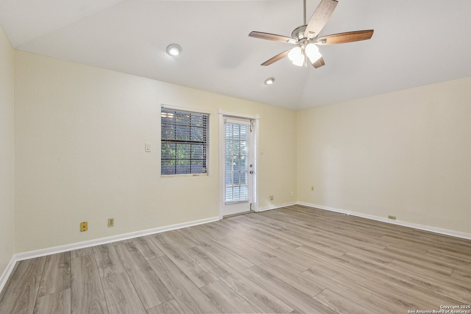 5904 Spring Valley