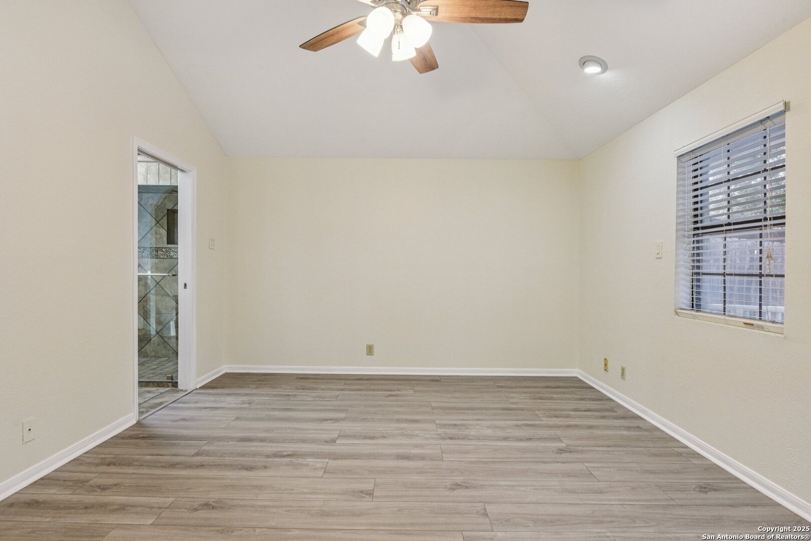 5904 Spring Valley