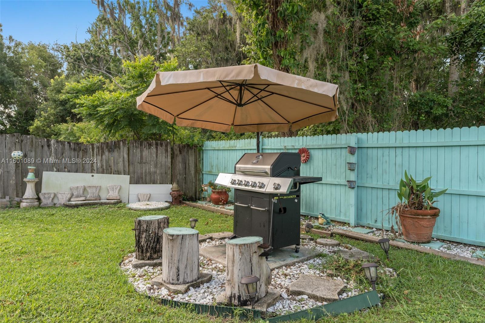 8900 Brackenwood DR