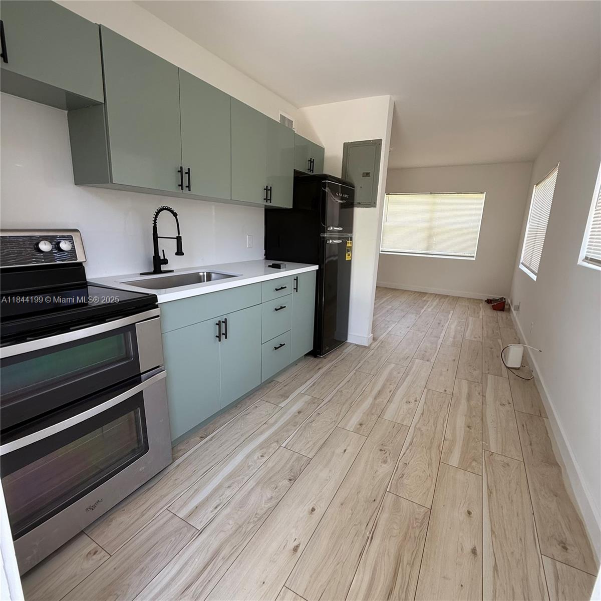 1827 N Dixie Hwy # 1