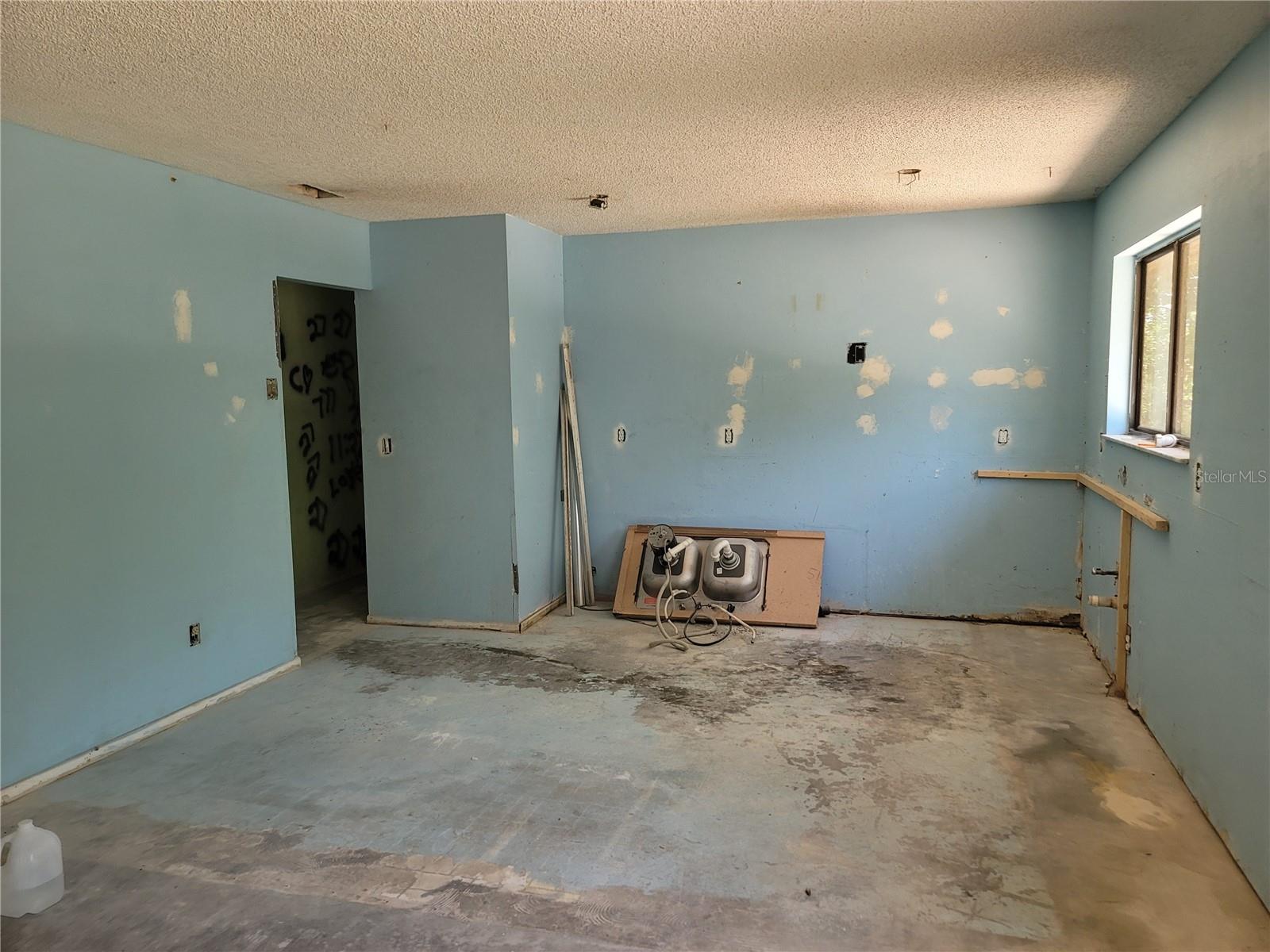1005 HICKORY RD