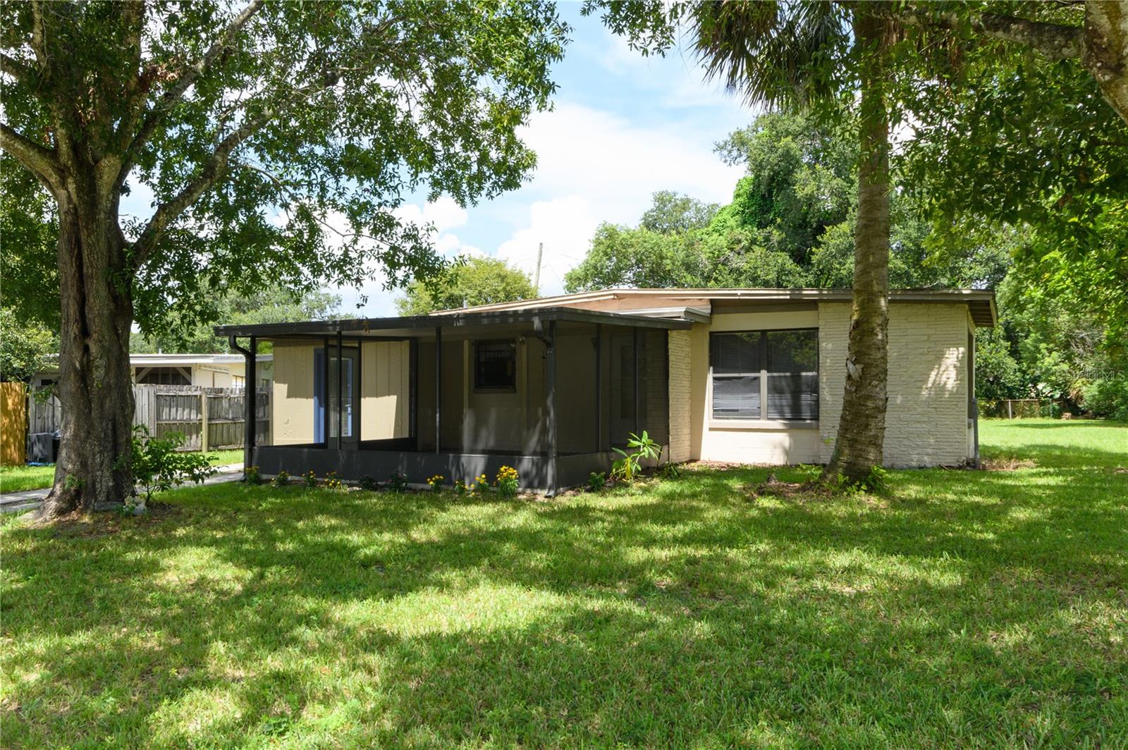 118 W WOODLAND DR