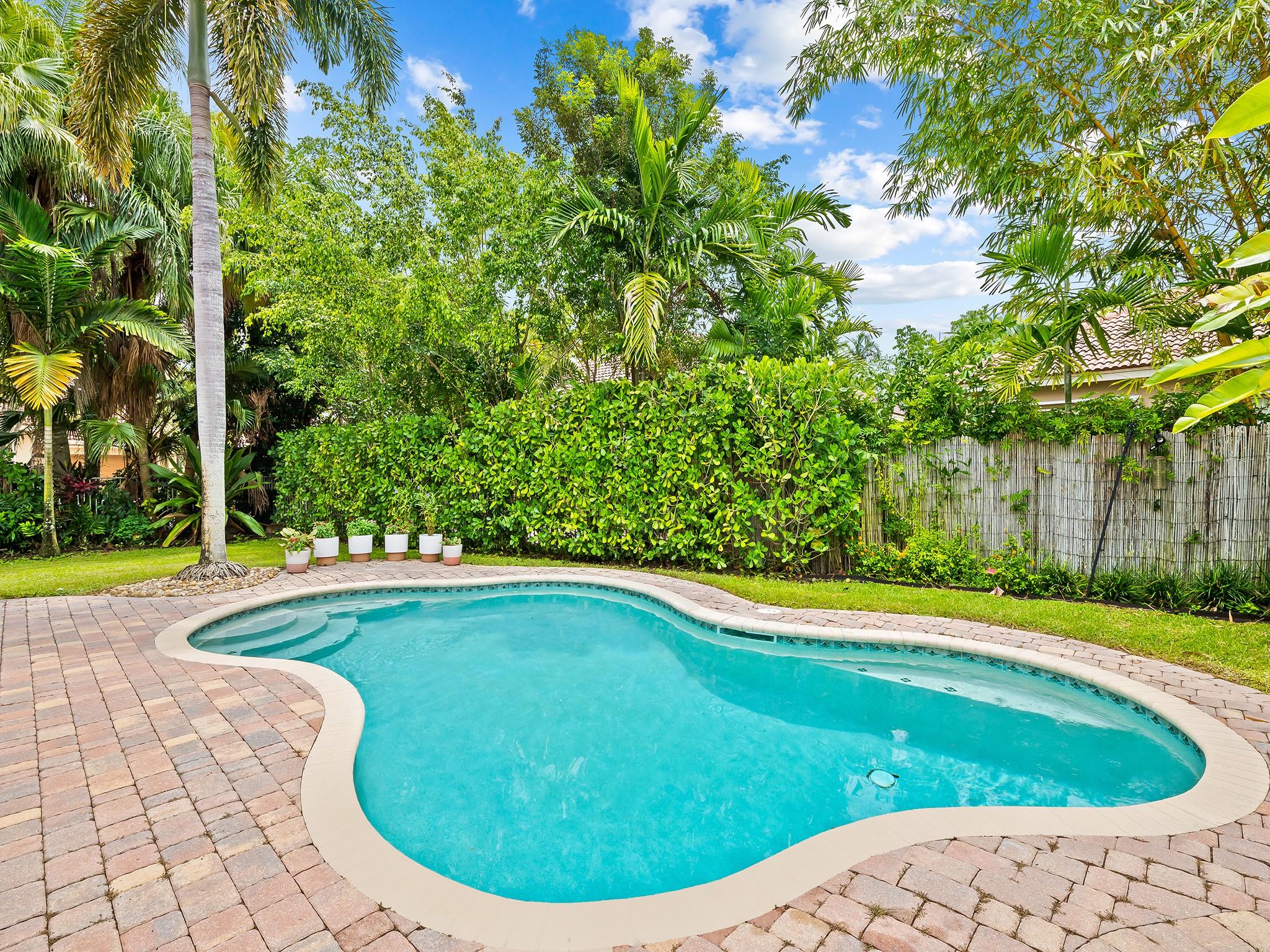 991 Silktree Ln