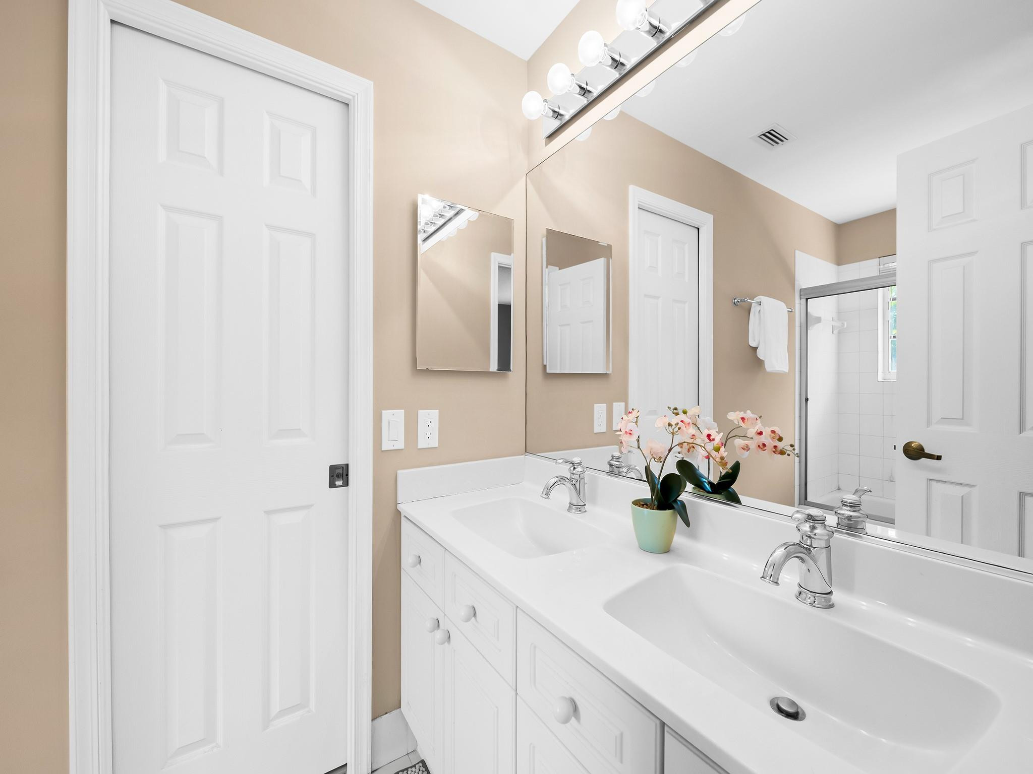 2459 Greenbrier Ct