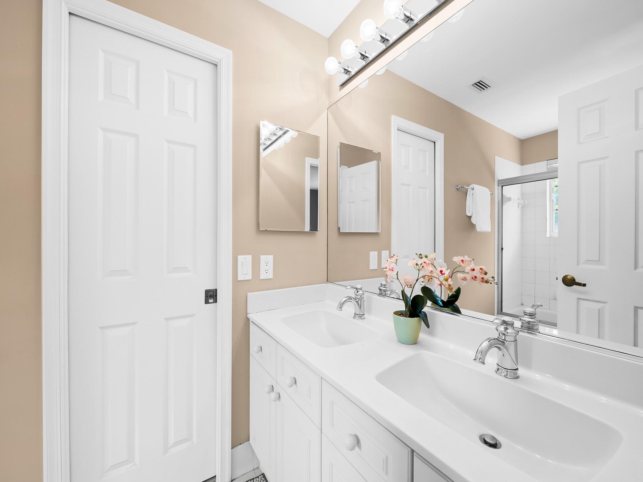 2459 Greenbrier Ct