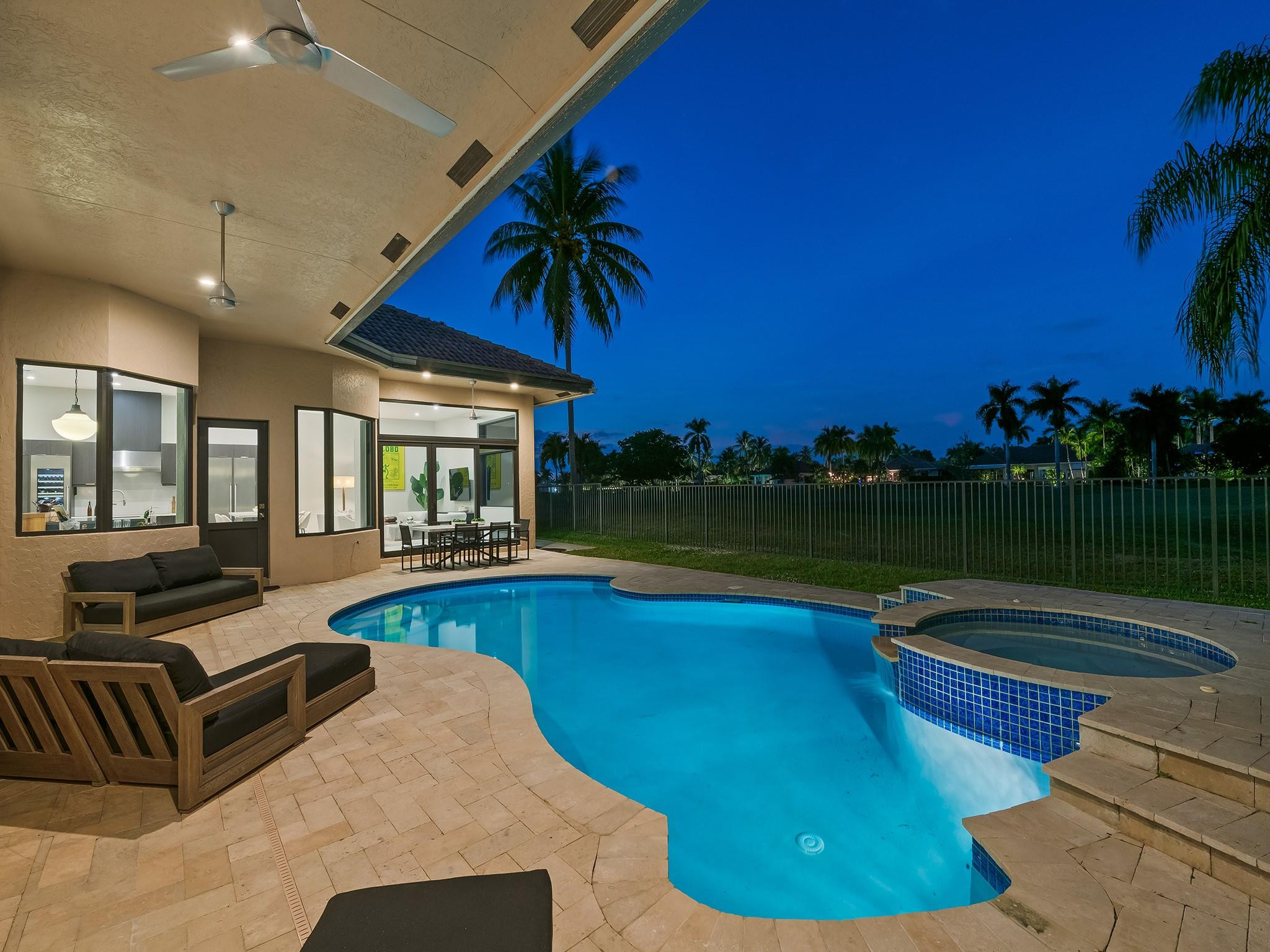 2583 Mayfair Ln