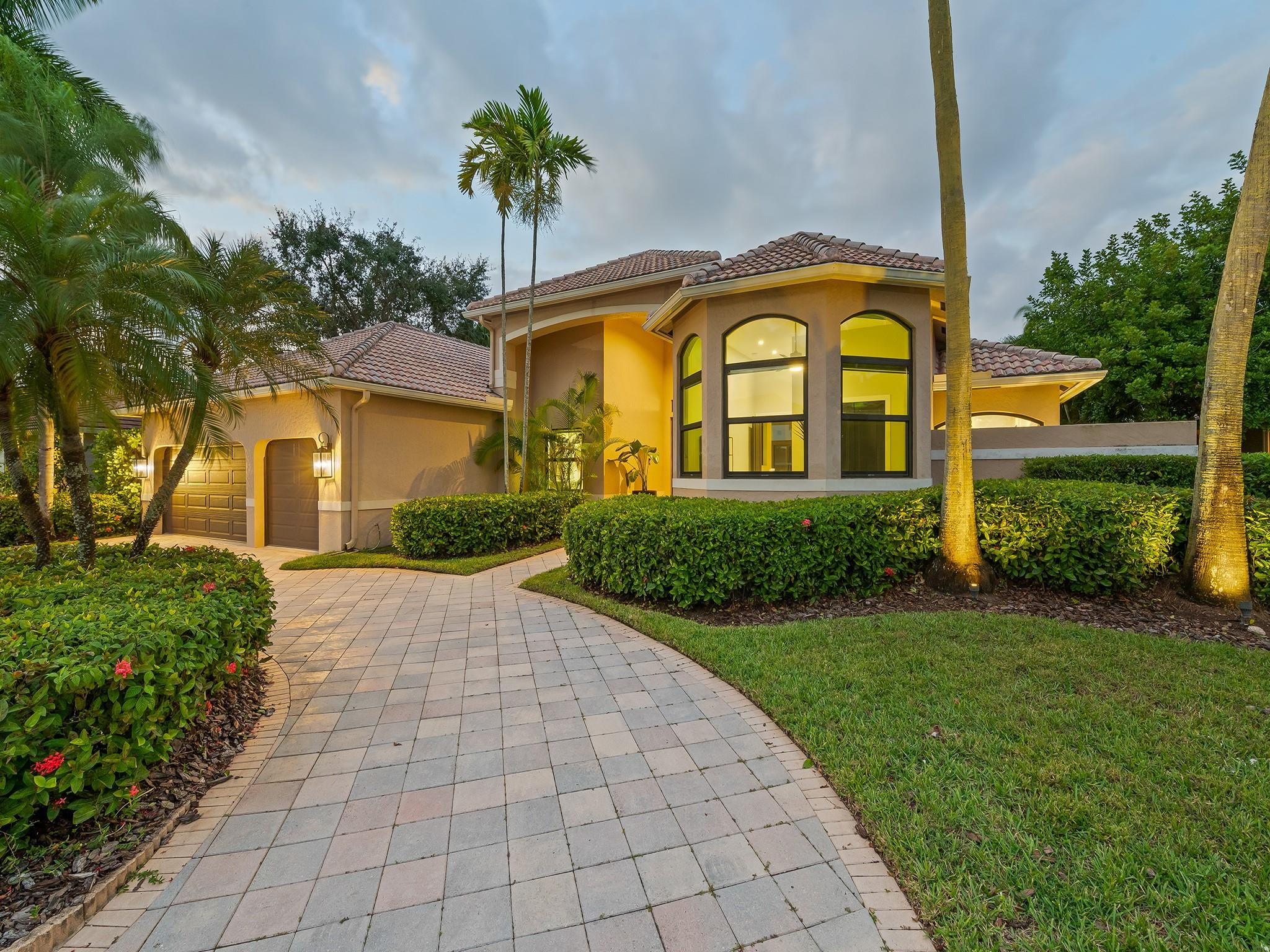 2583 Mayfair Ln