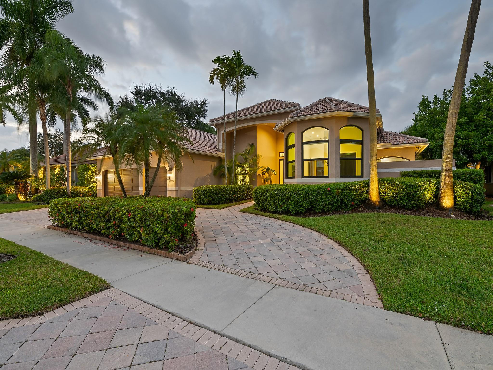 2583 Mayfair Ln