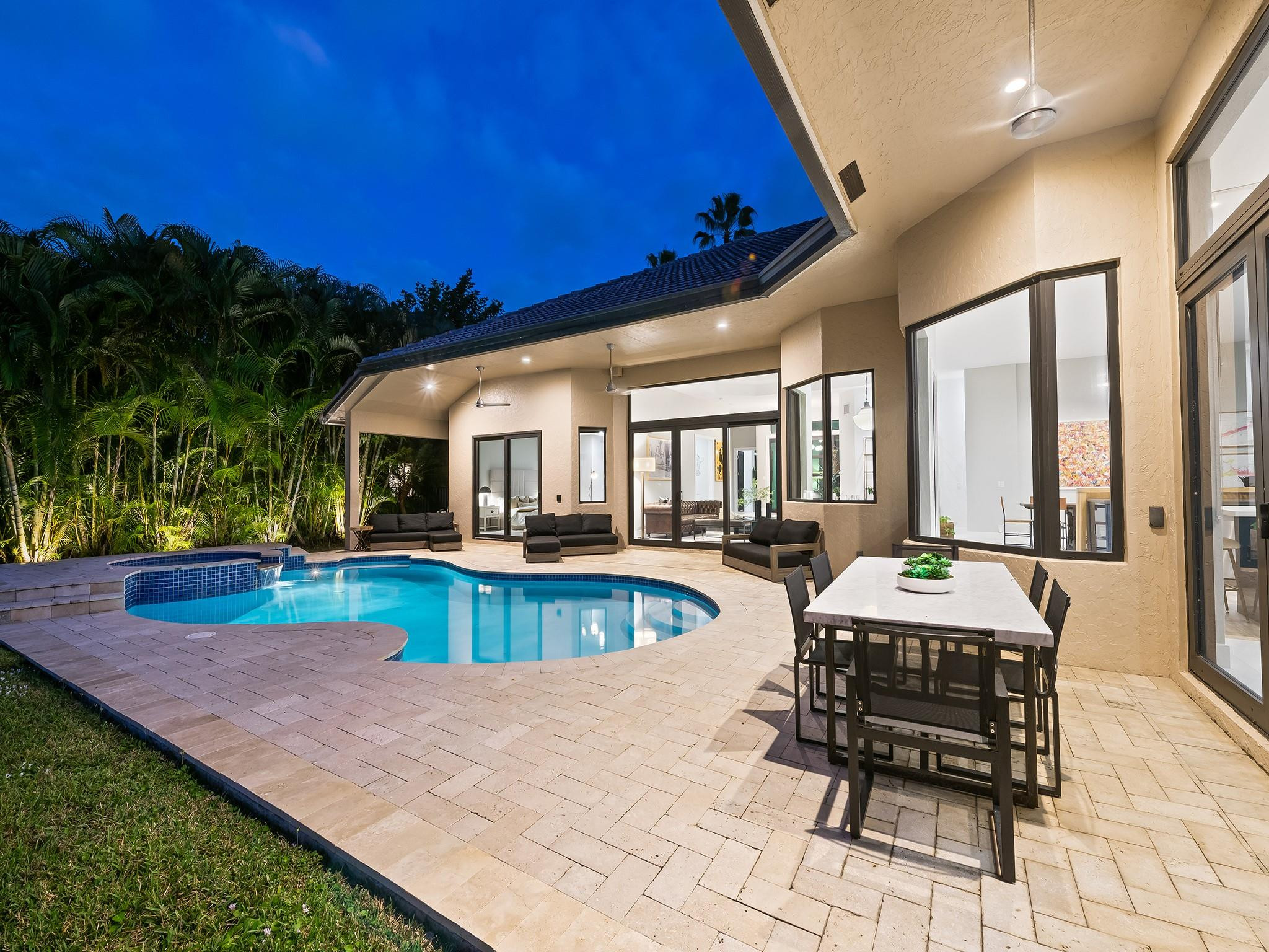 2583 Mayfair Ln