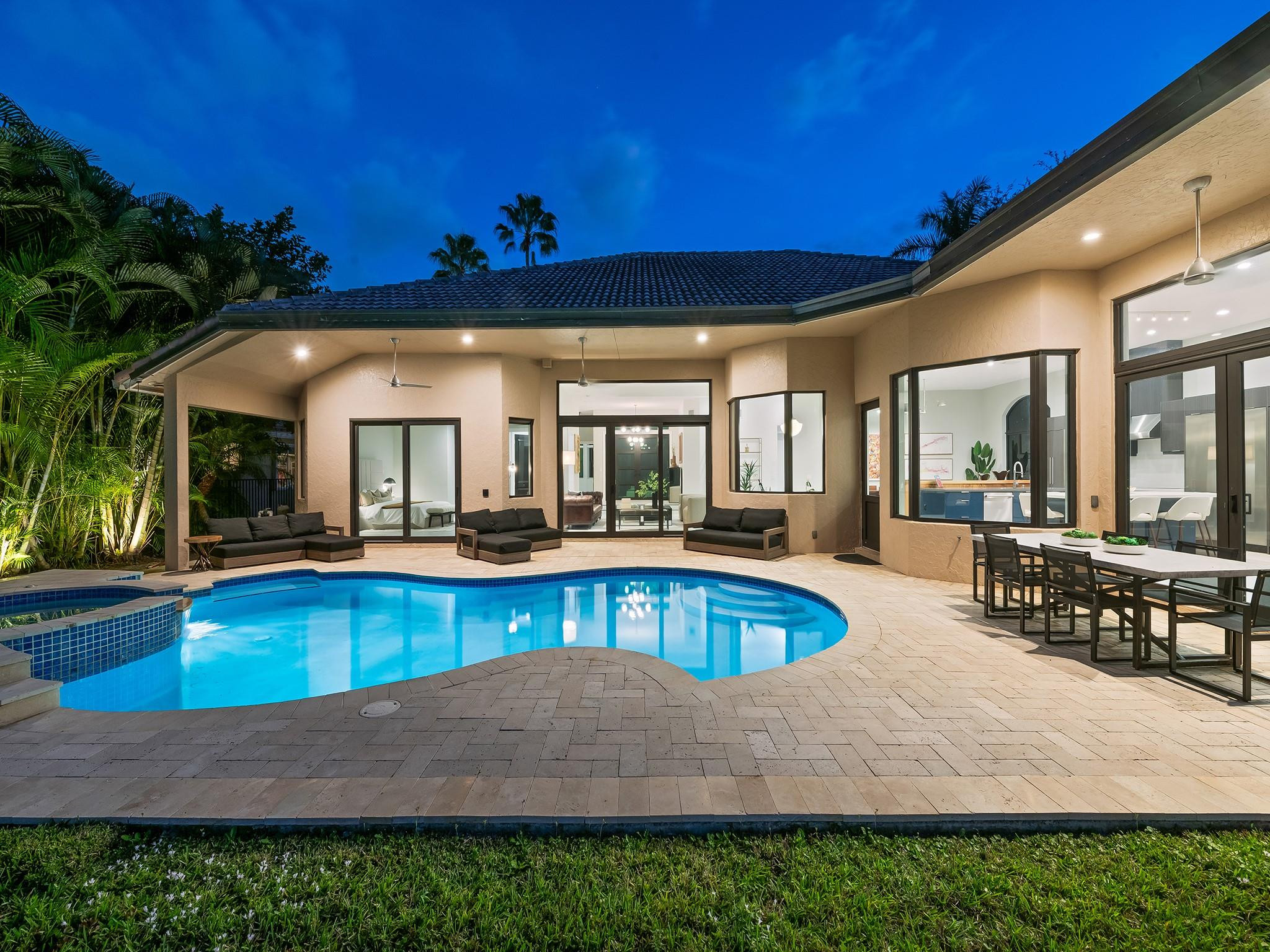 2583 Mayfair Ln