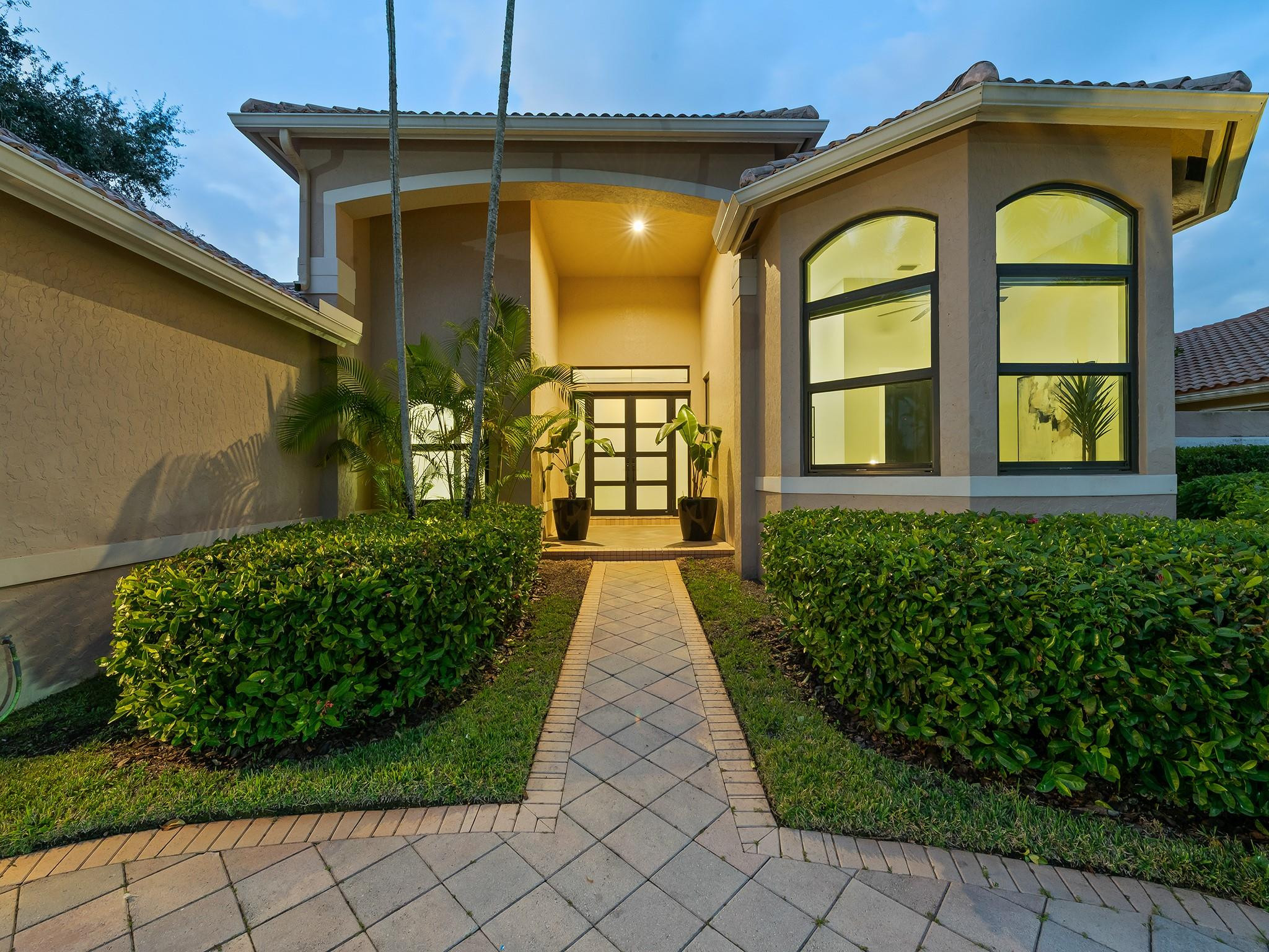 2583 Mayfair Ln