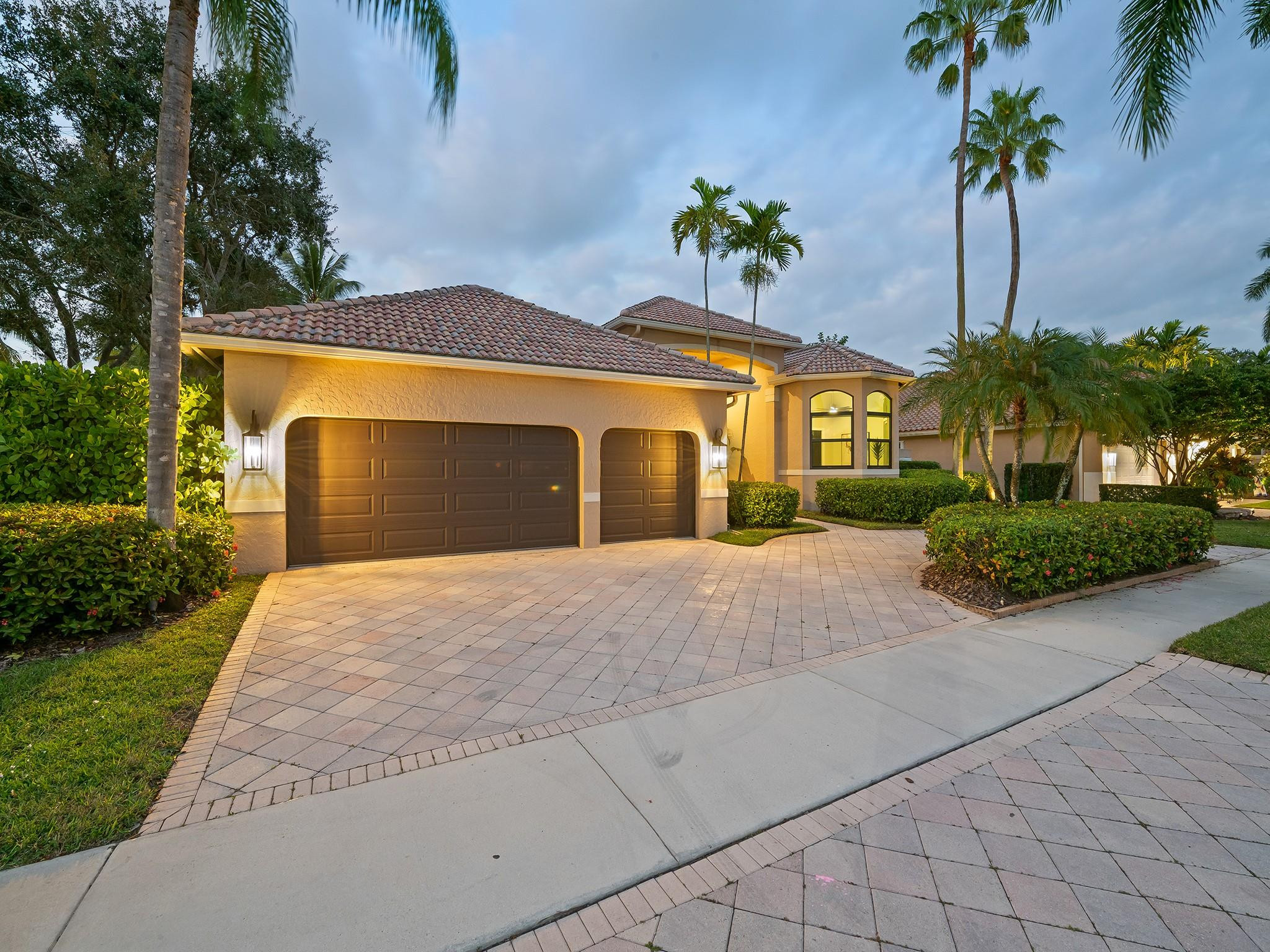 2583 Mayfair Ln