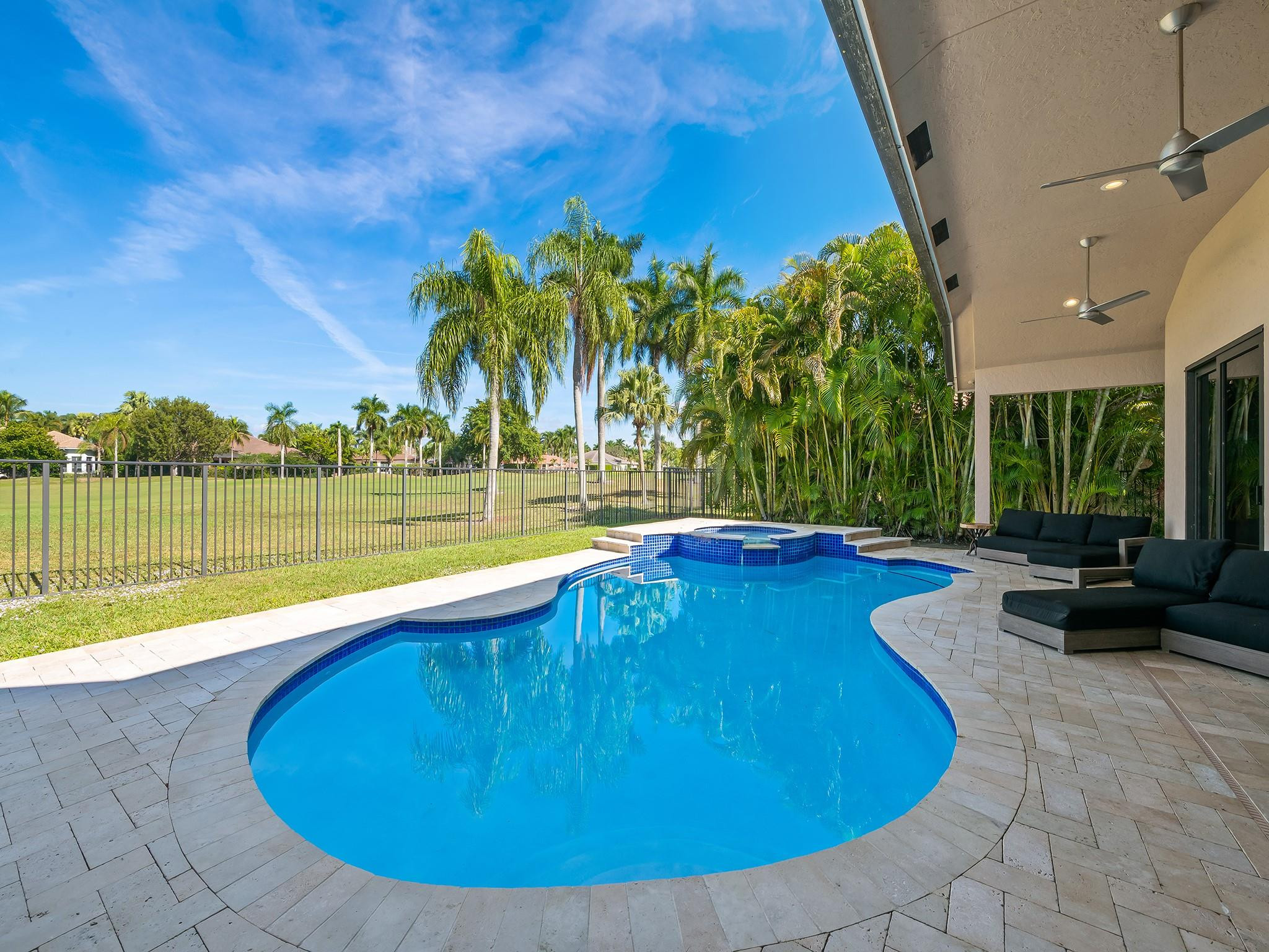 2583 Mayfair Ln