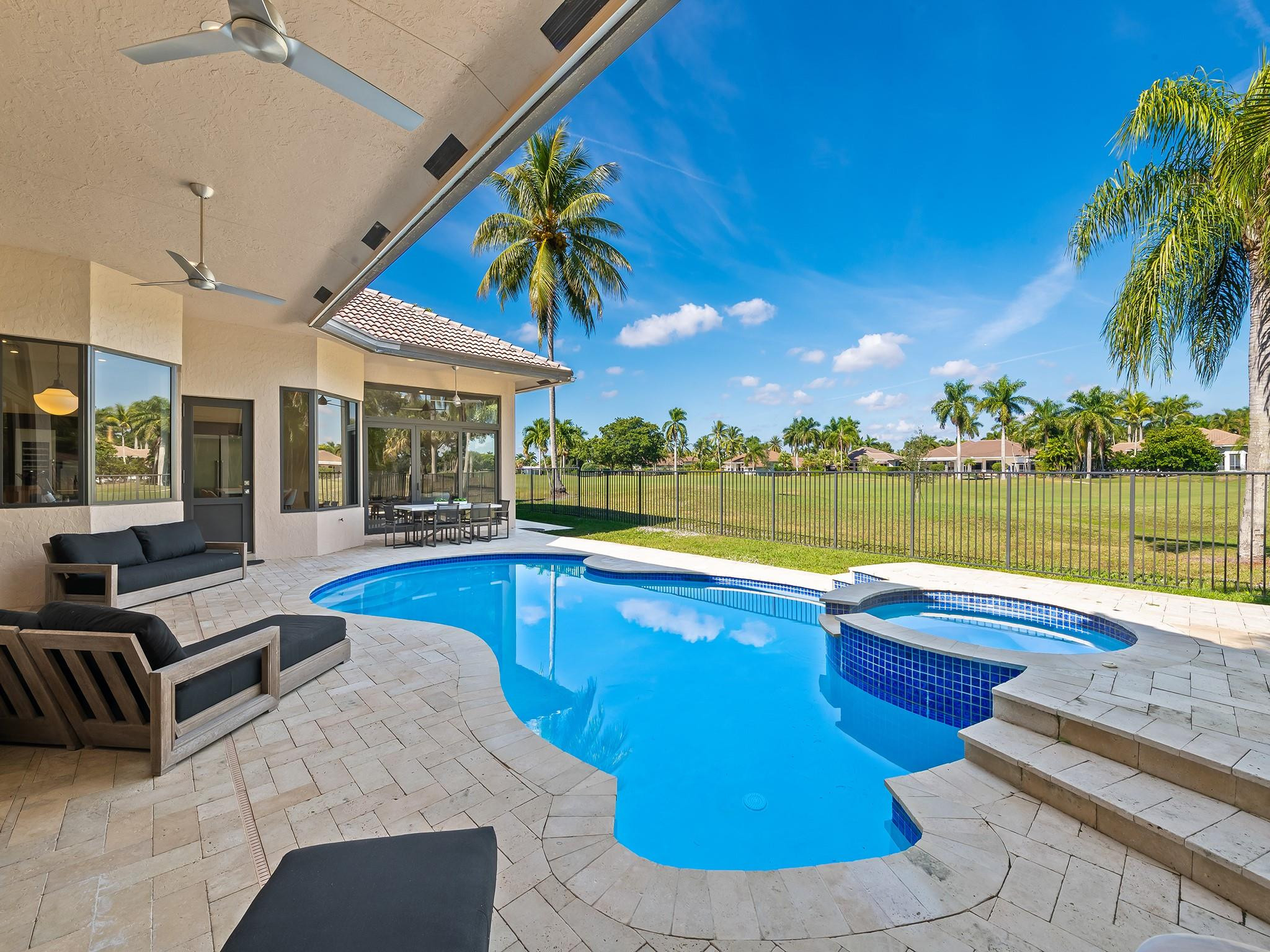 2583 Mayfair Ln