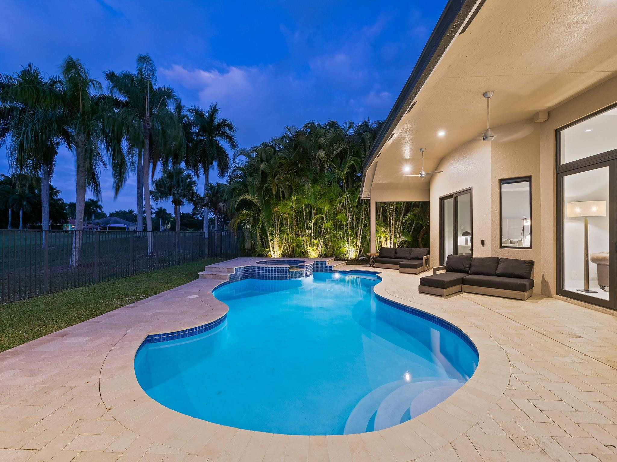 2583 Mayfair Ln
