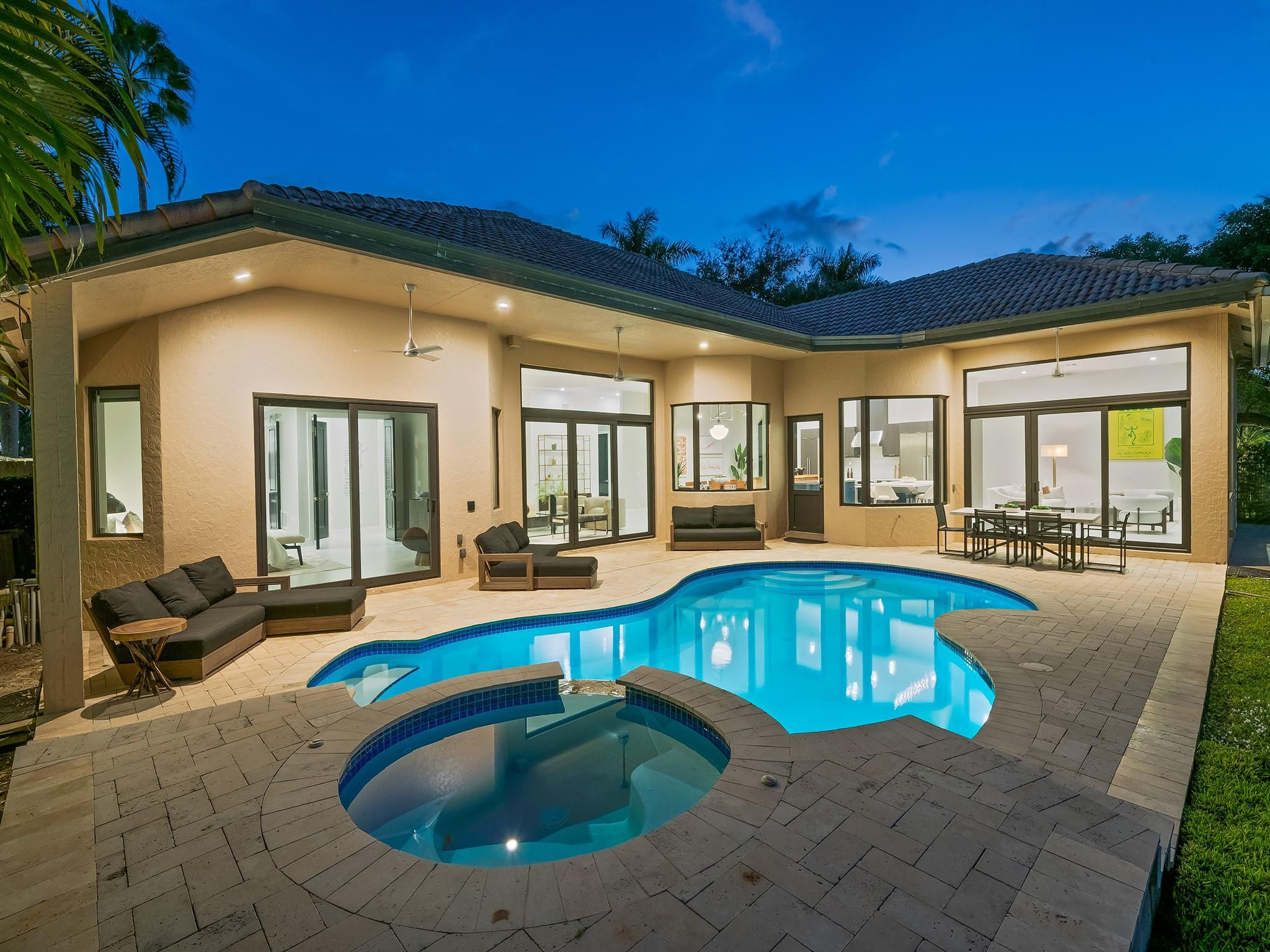 2583 Mayfair Ln