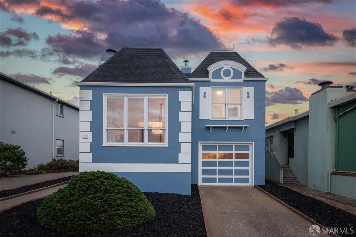 387 Lakeshore Drive