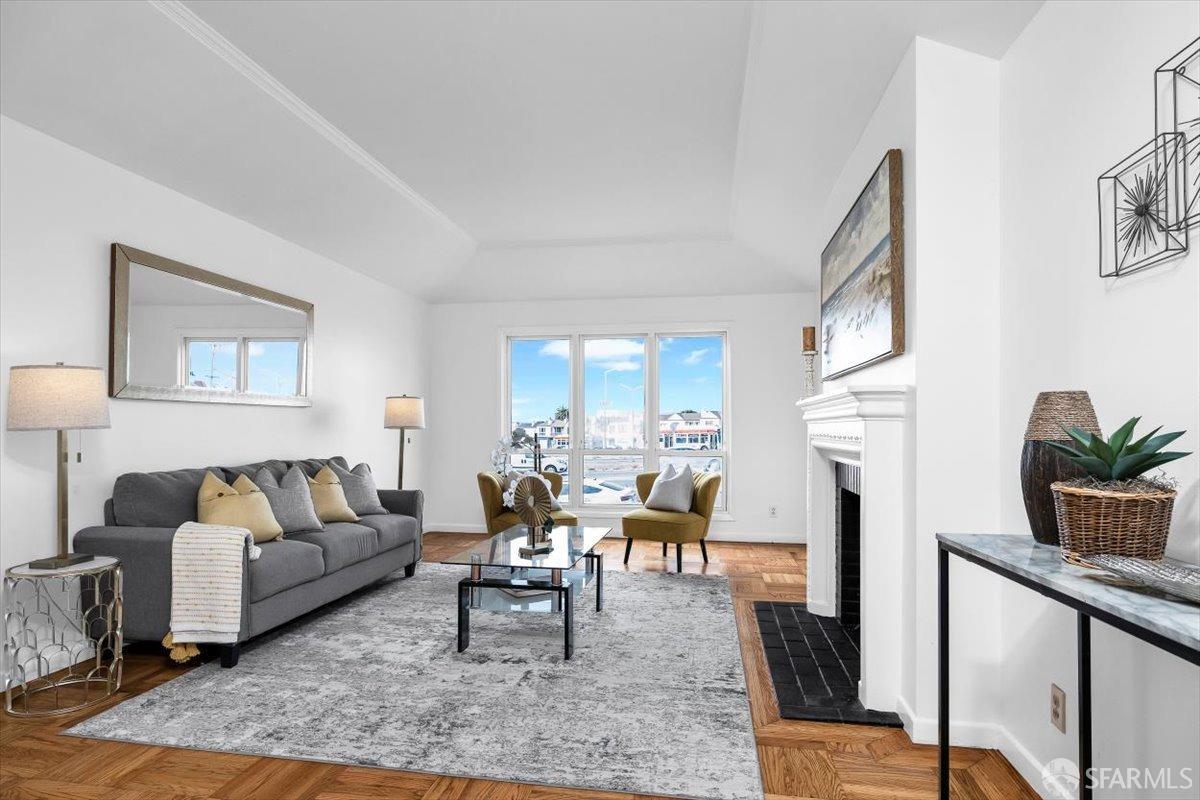 387 Lakeshore Drive