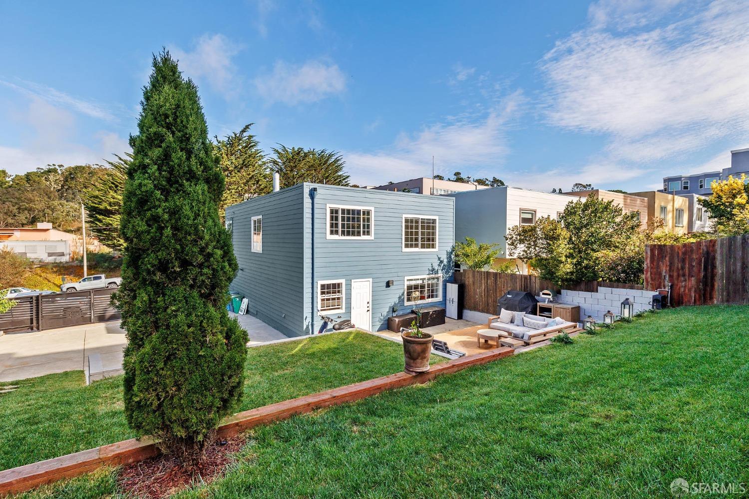 320 Woodside Avenue