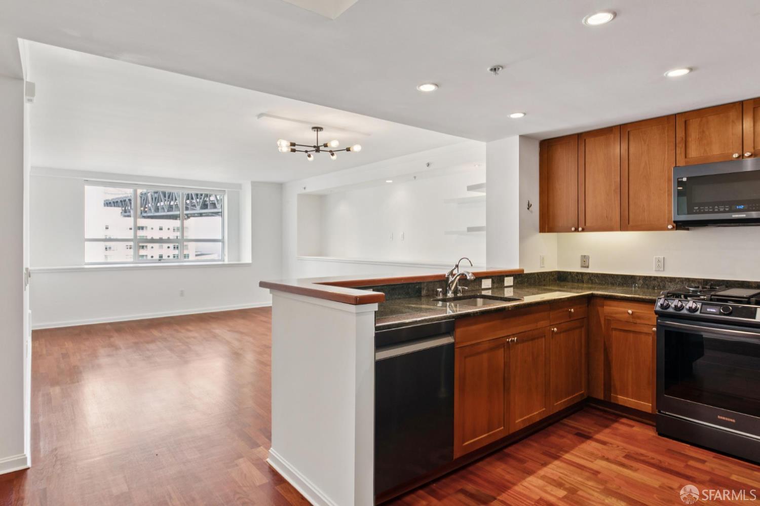 400 Beale Street # 907