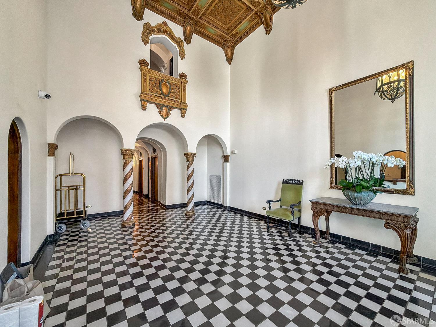 1101 Green Street # 601