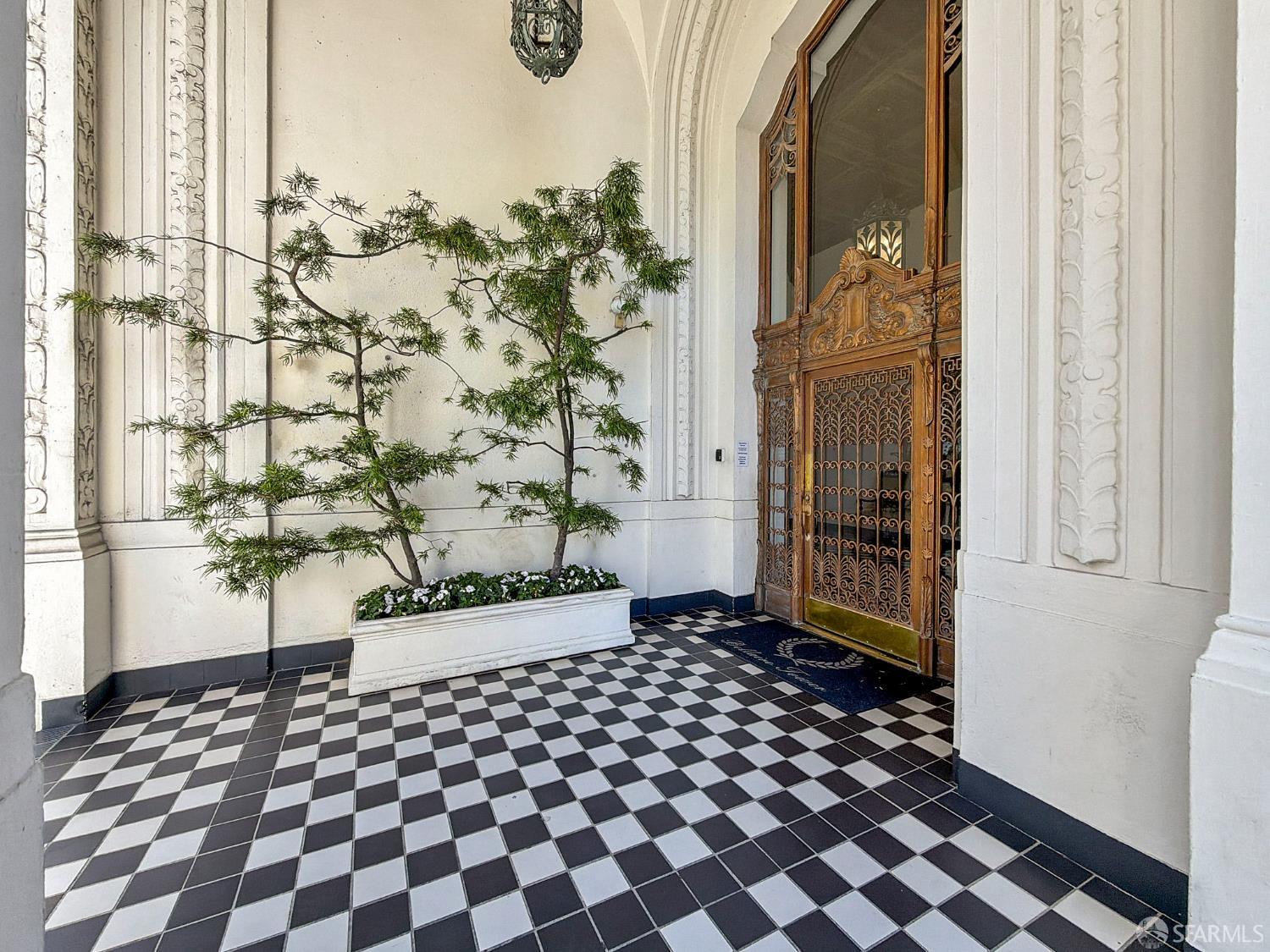 1101 Green Street # 601