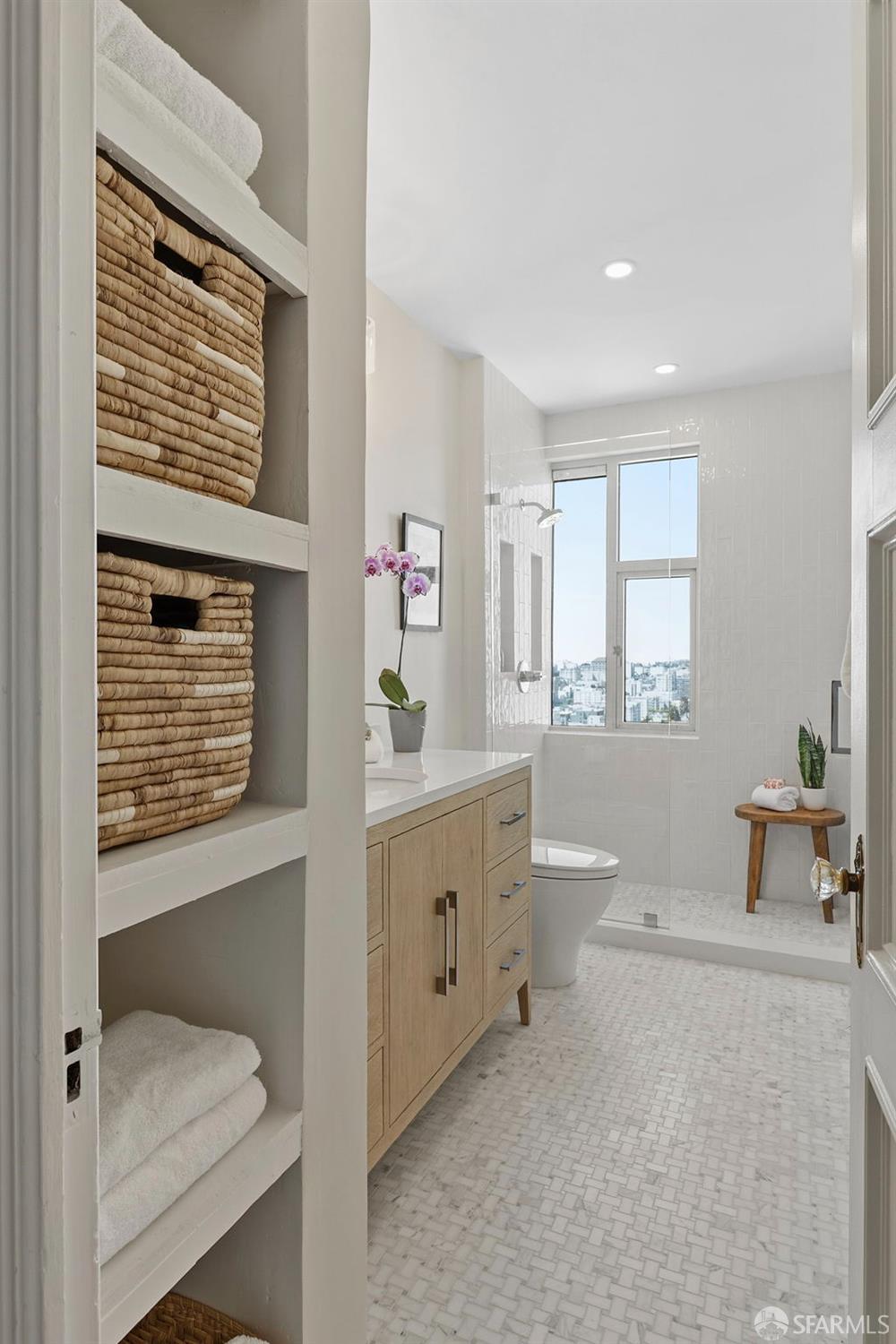 1101 Green Street # 601