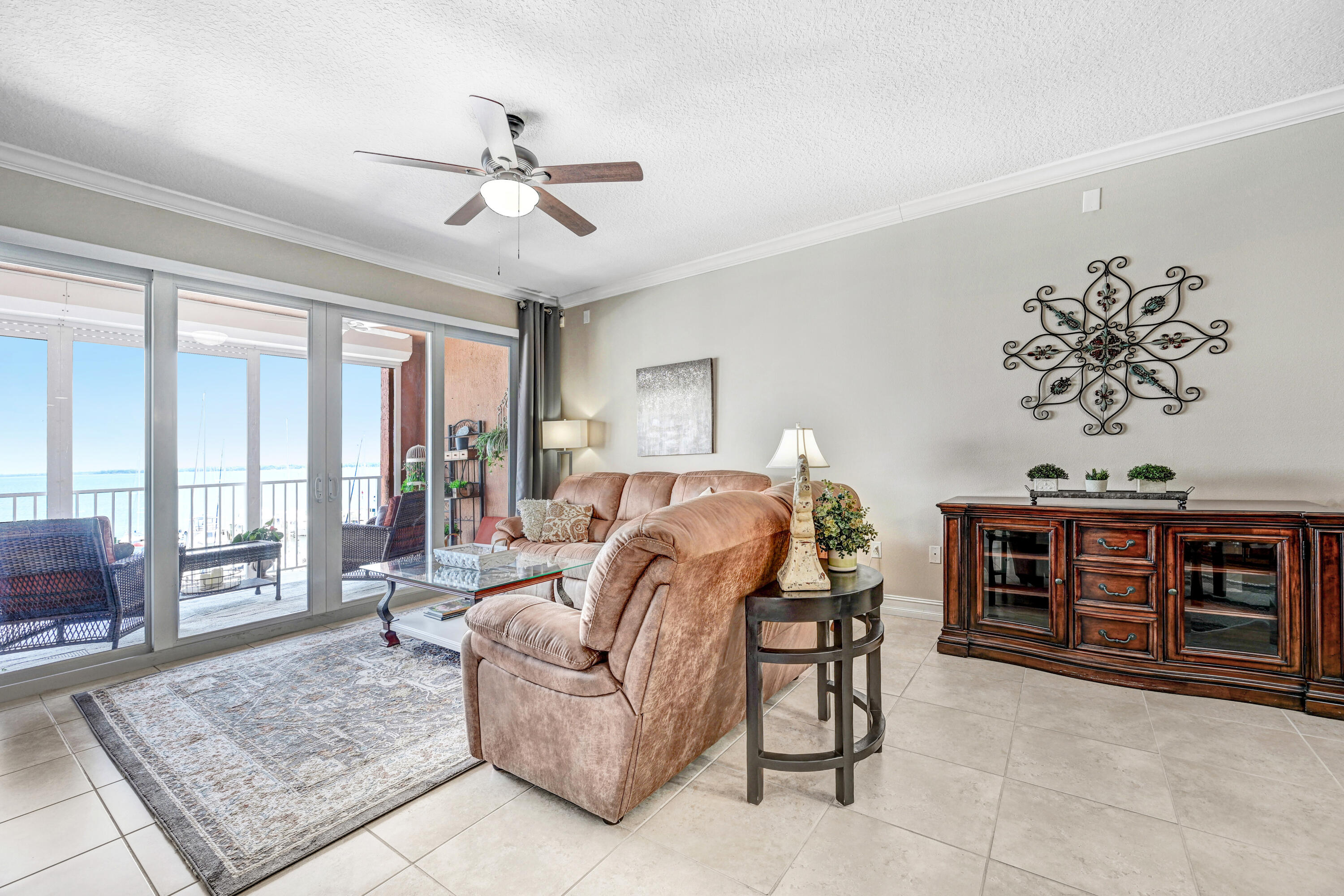 93 Delannoy Avenue, 404