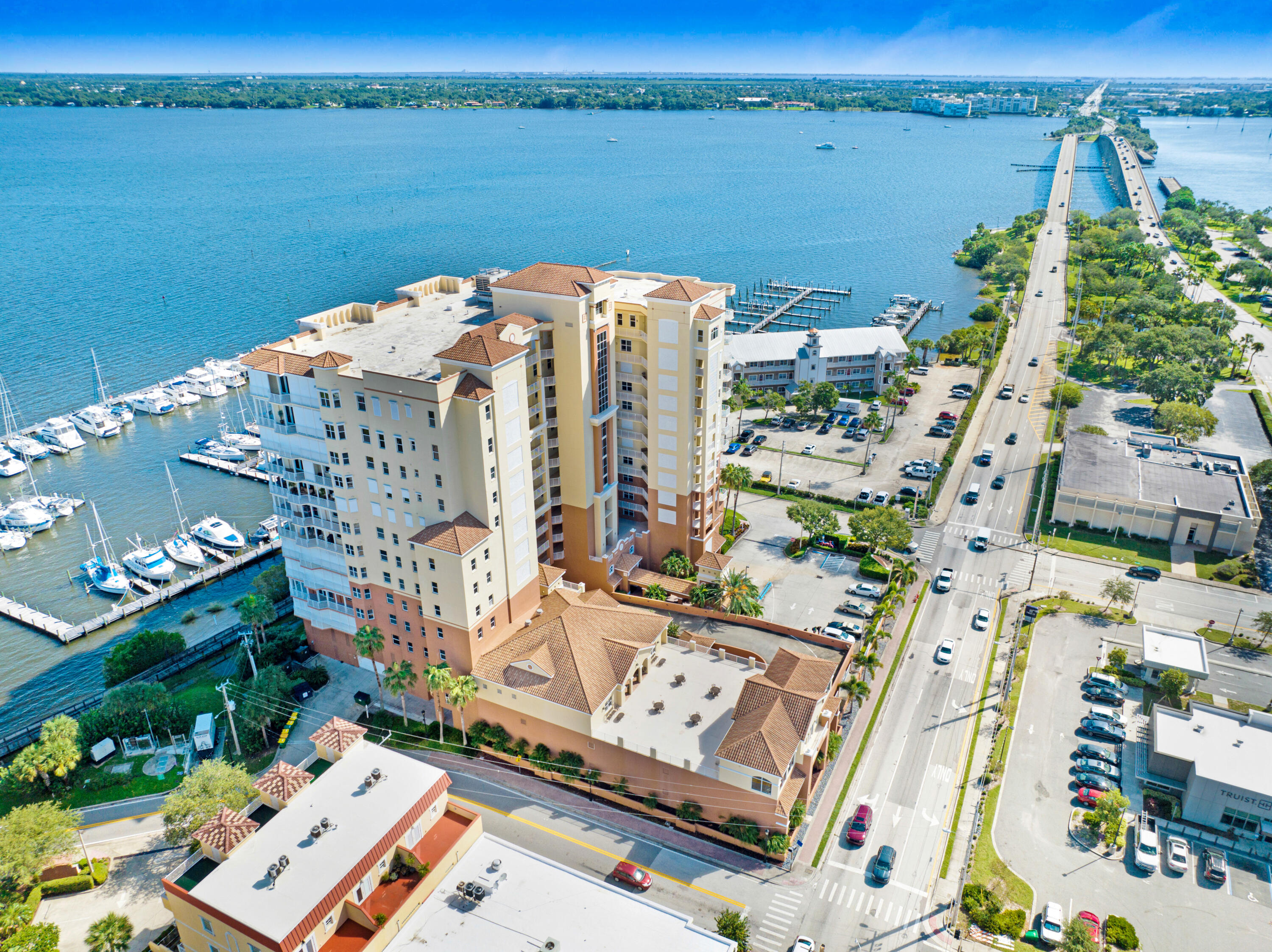 93 Delannoy Avenue, 404