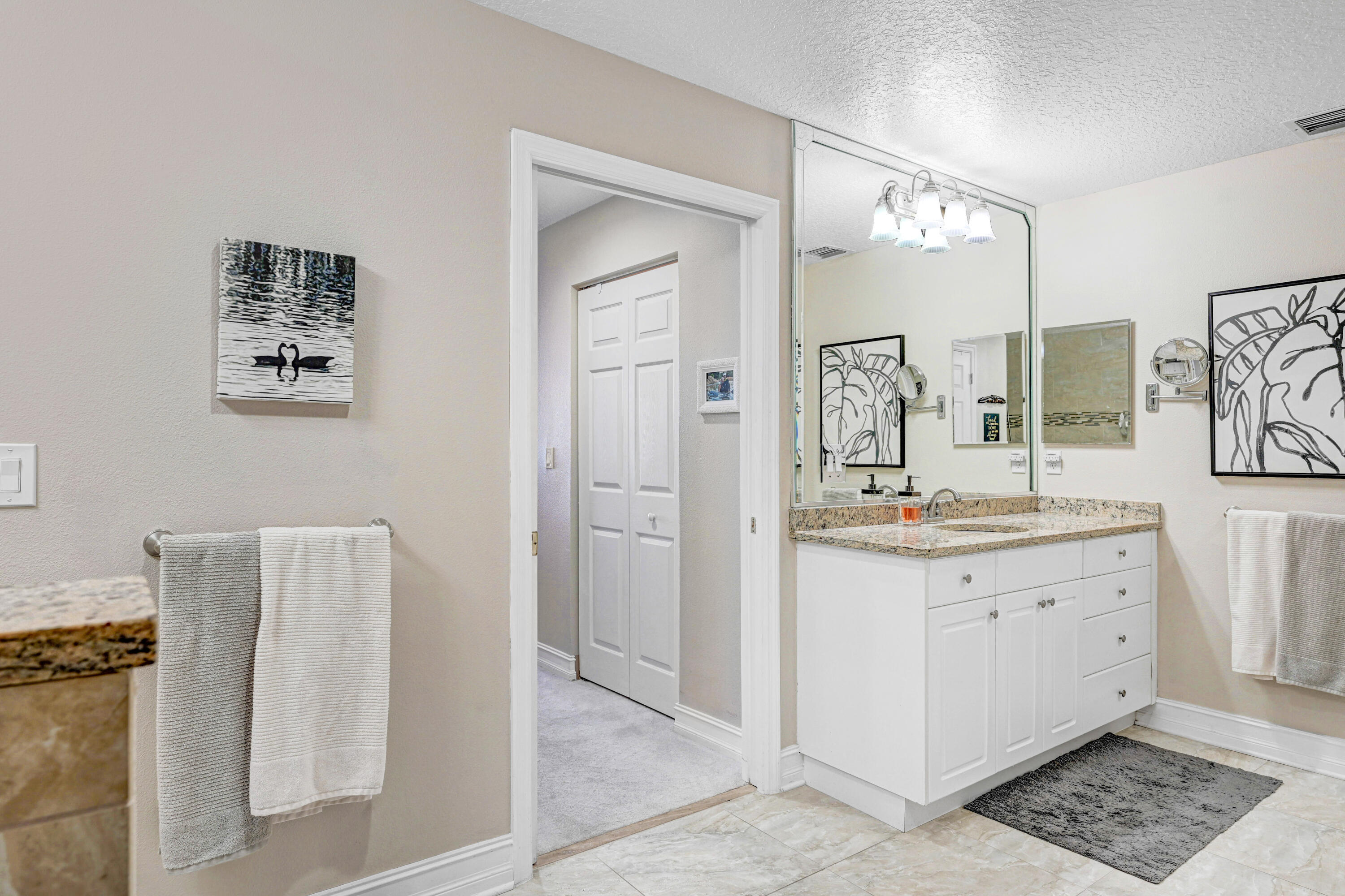 93 Delannoy Avenue, 404