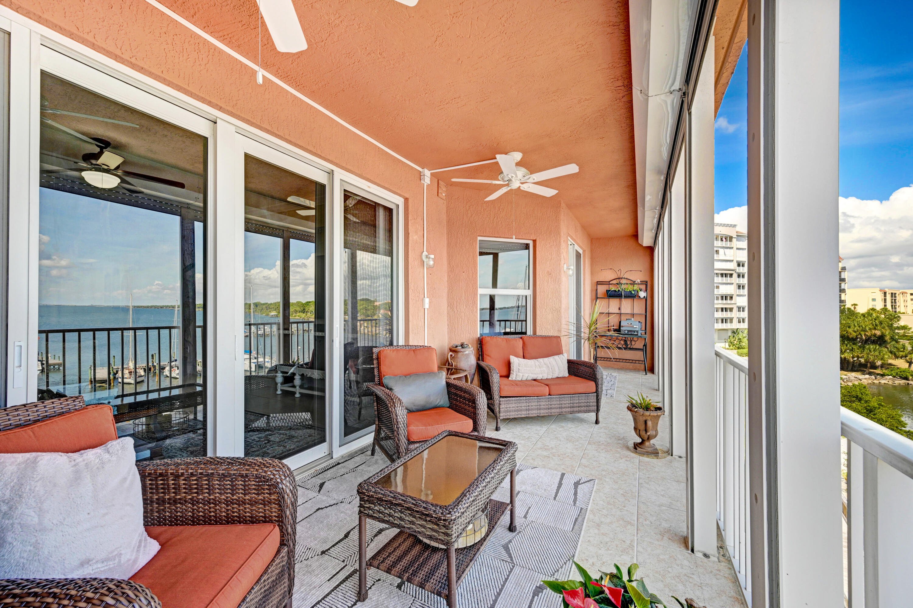 93 Delannoy Avenue, 404