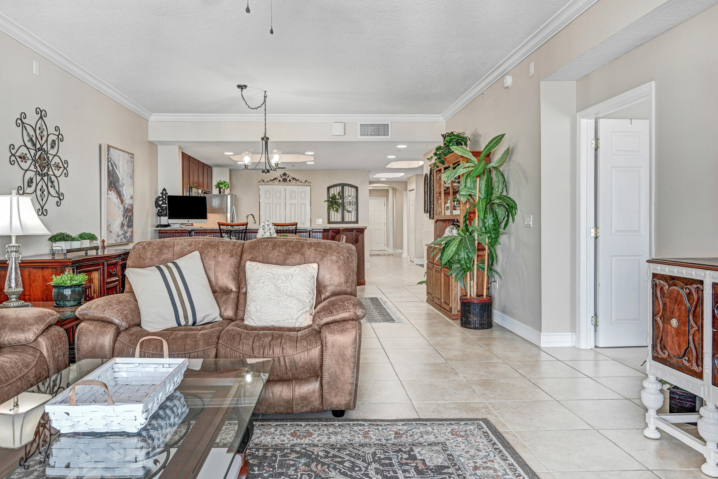 93 Delannoy Avenue, 404