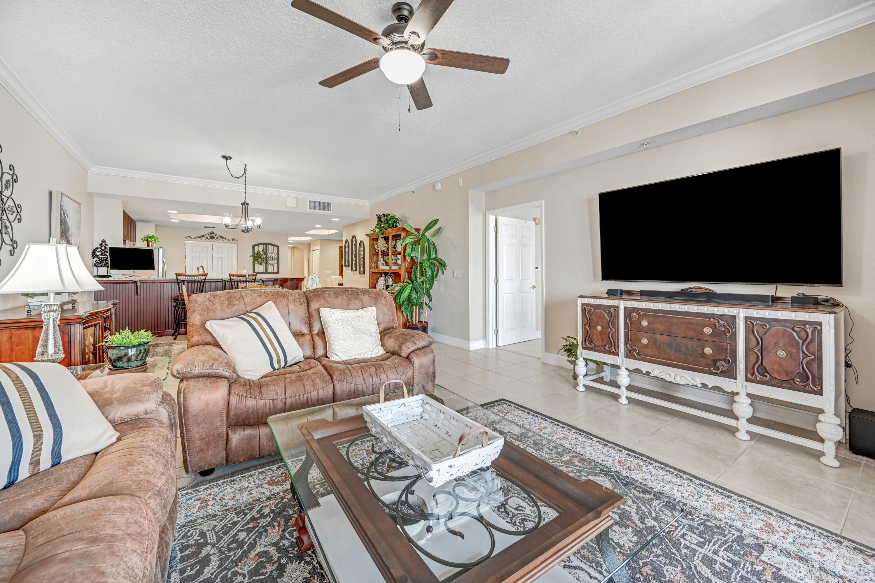 93 Delannoy Avenue, 404