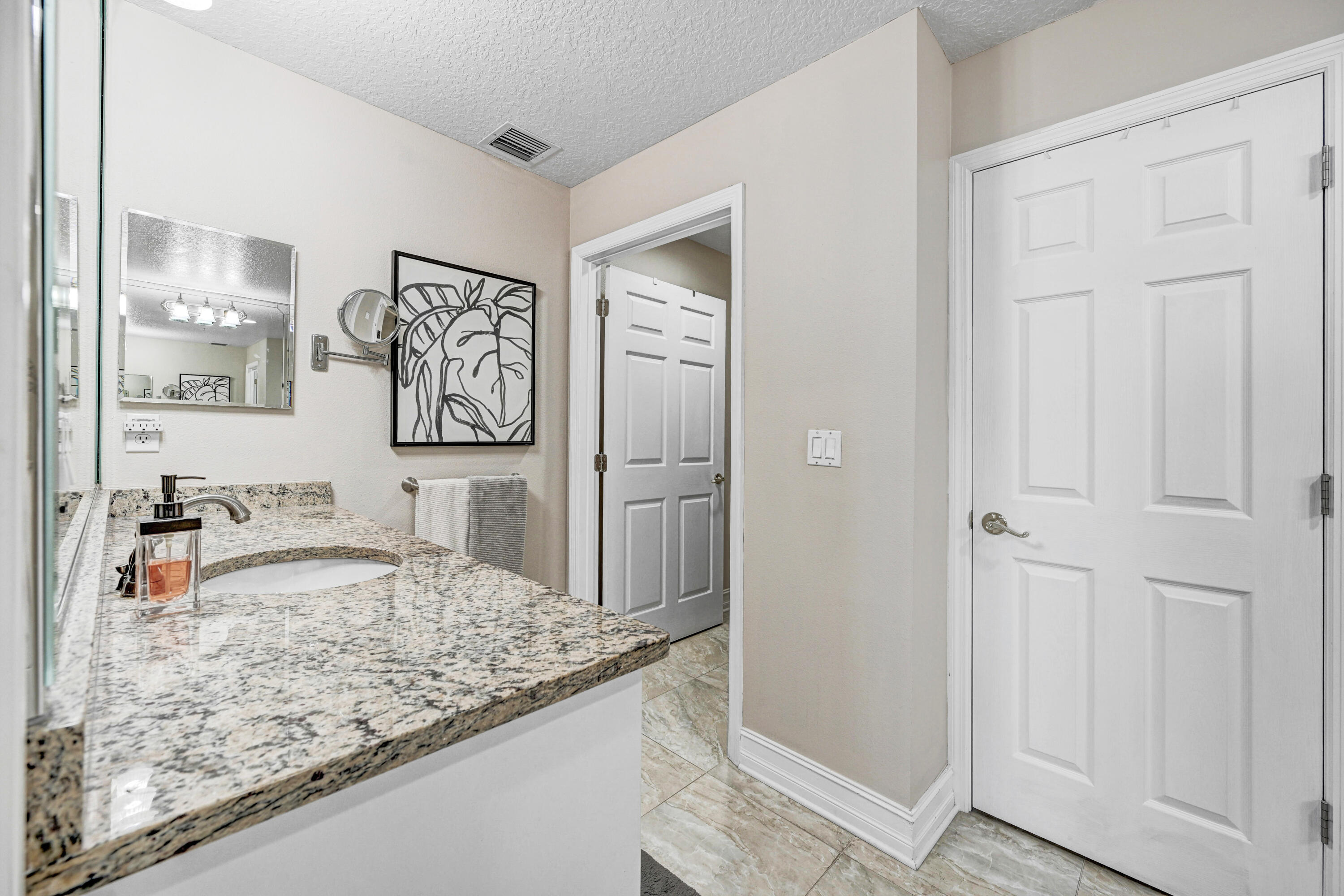 93 Delannoy Avenue, 404