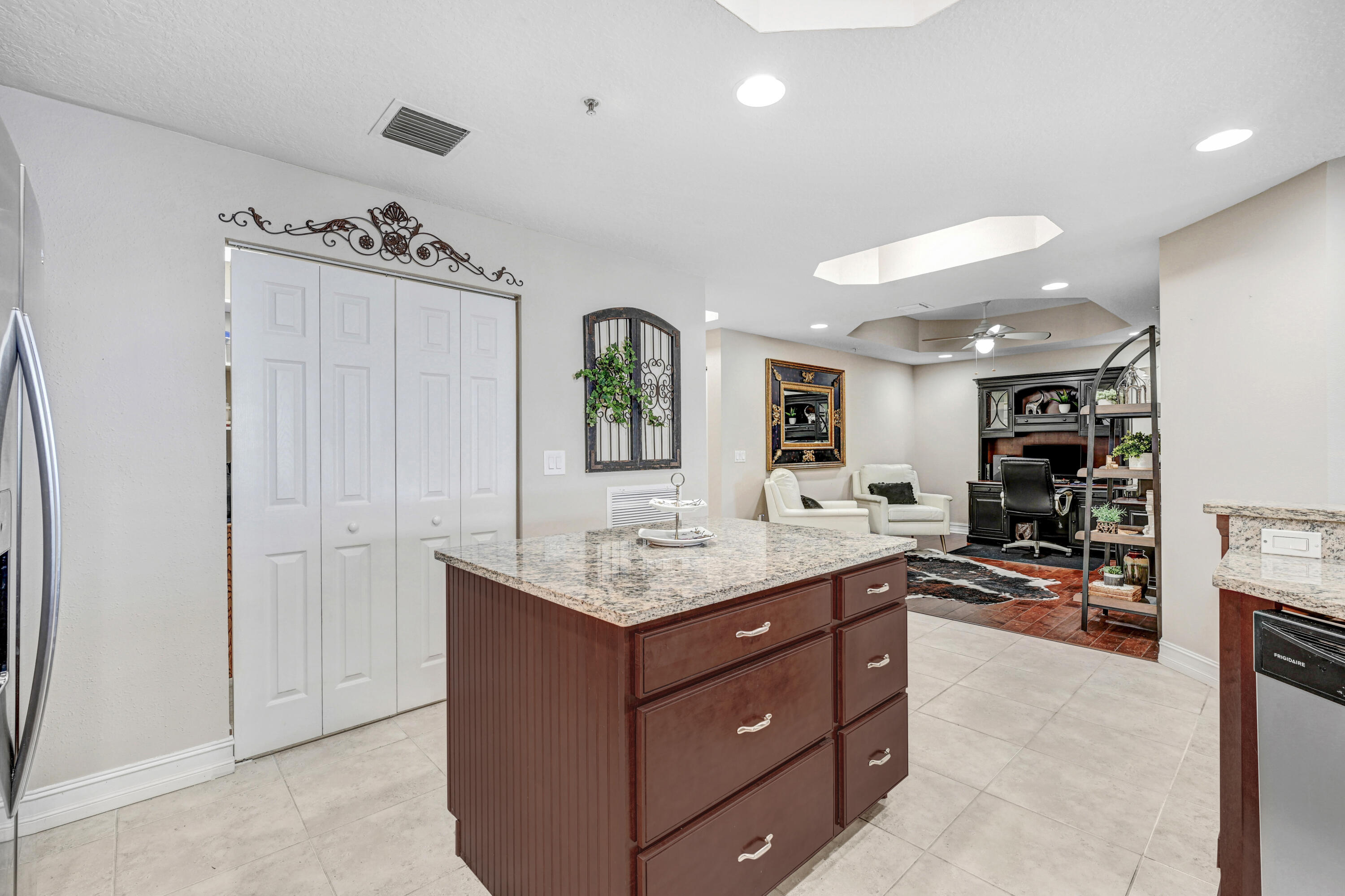 93 Delannoy Avenue, 404