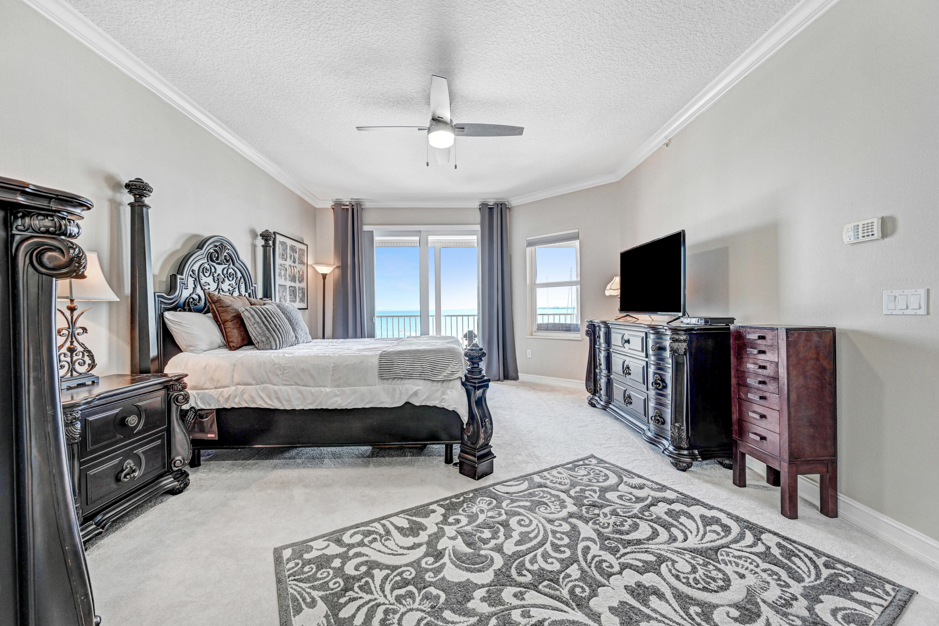 93 Delannoy Avenue, 404