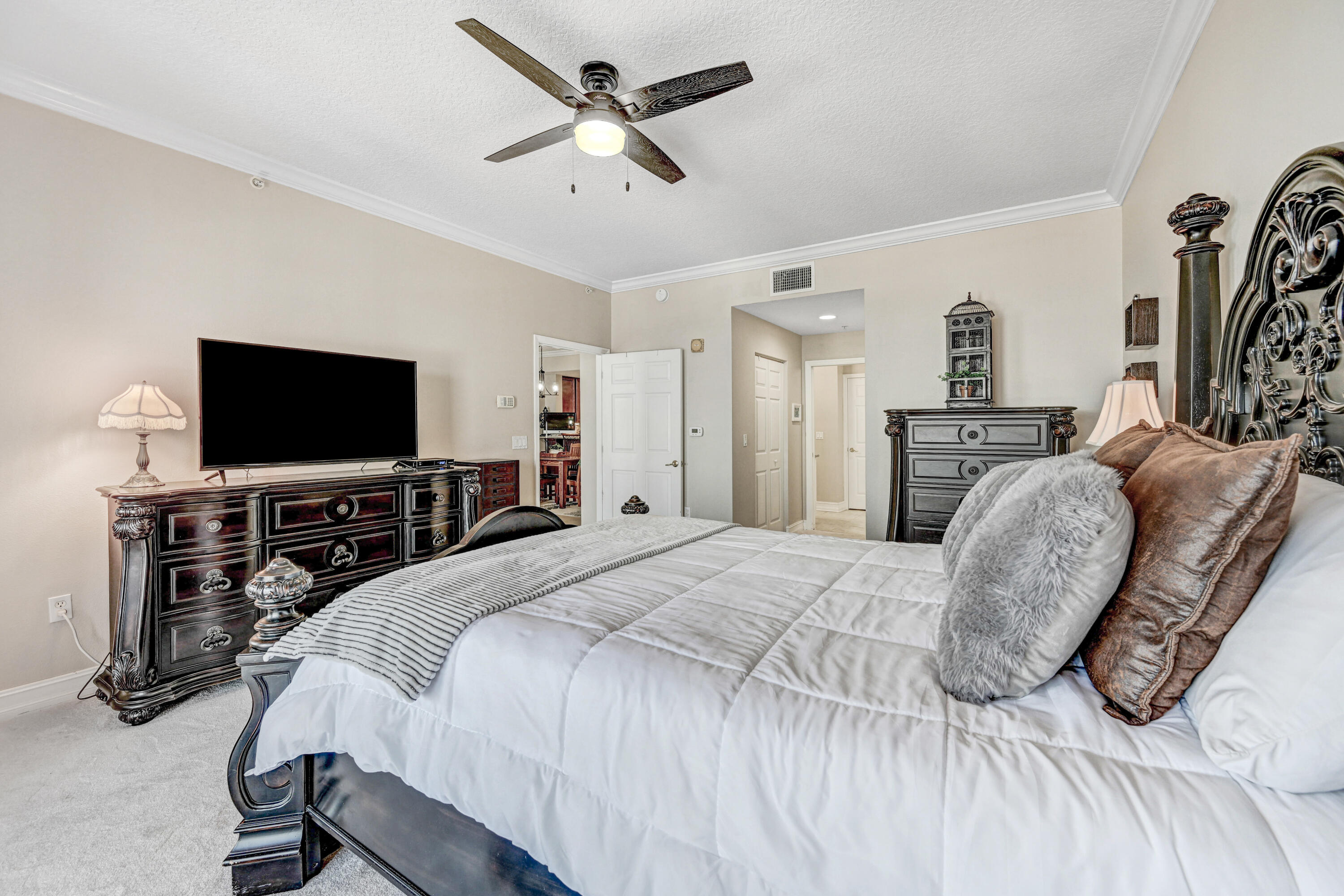 93 Delannoy Avenue, 404