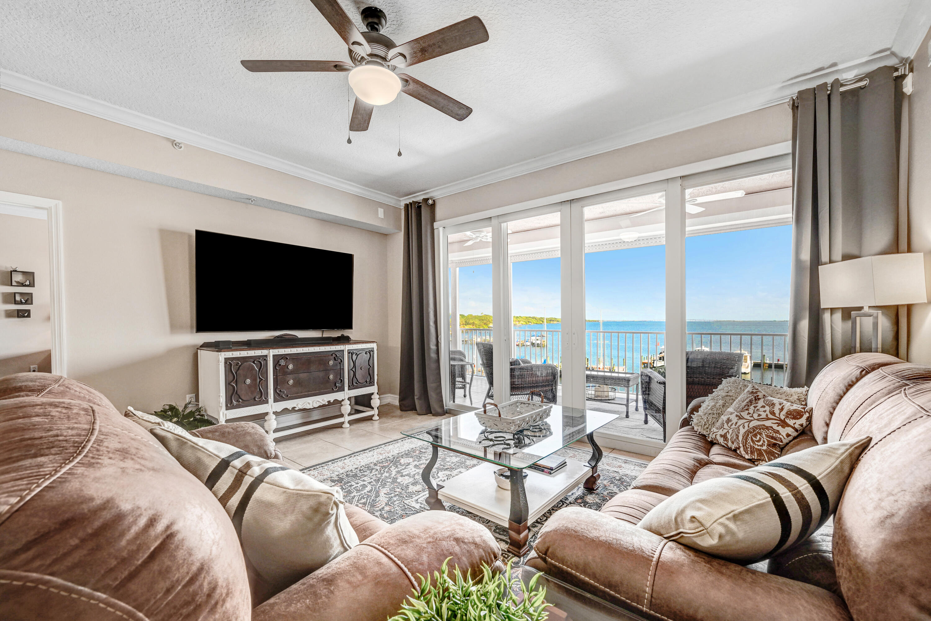 93 Delannoy Avenue, 404