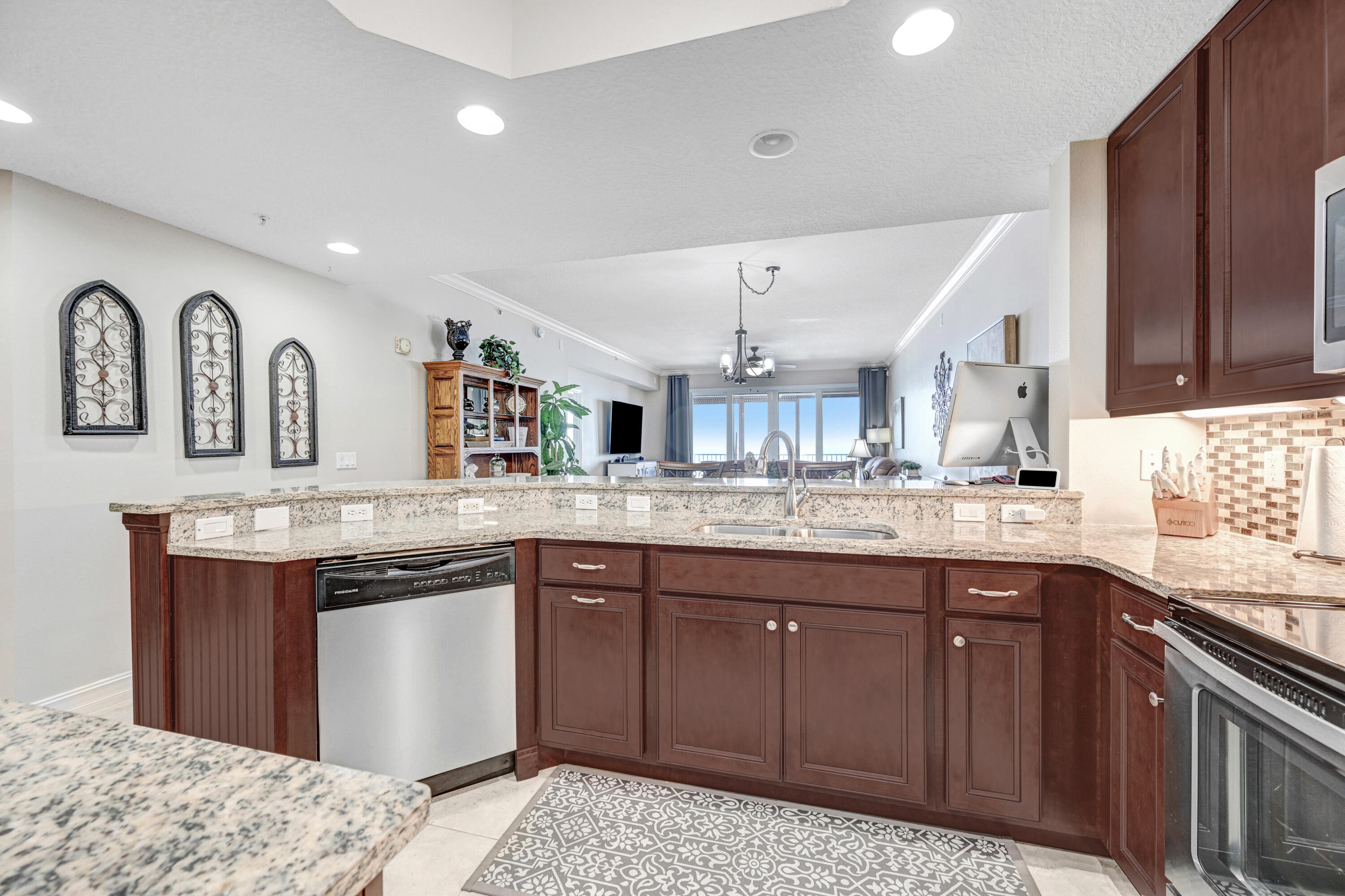 93 Delannoy Avenue, 404