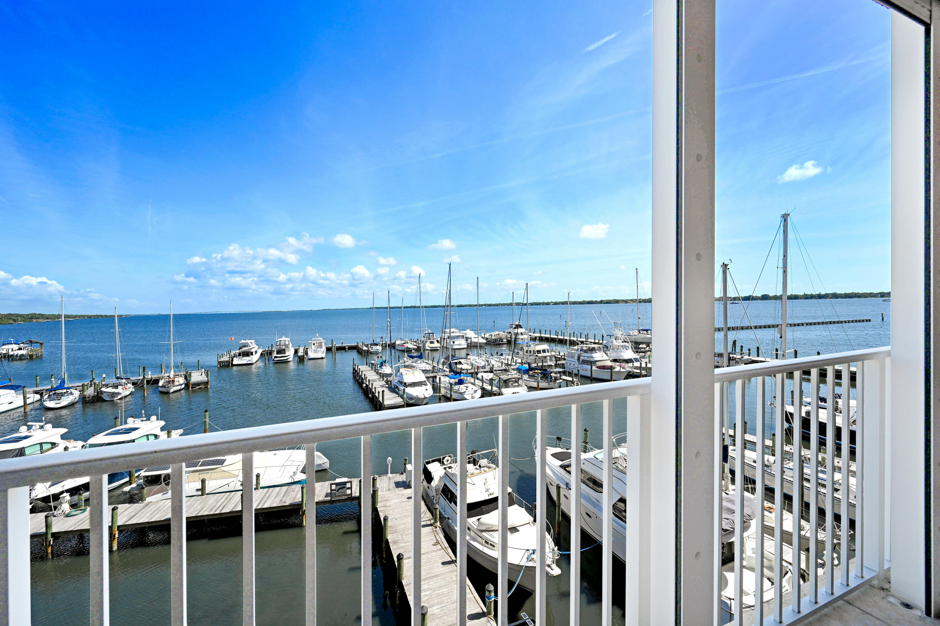 93 Delannoy Avenue, 404