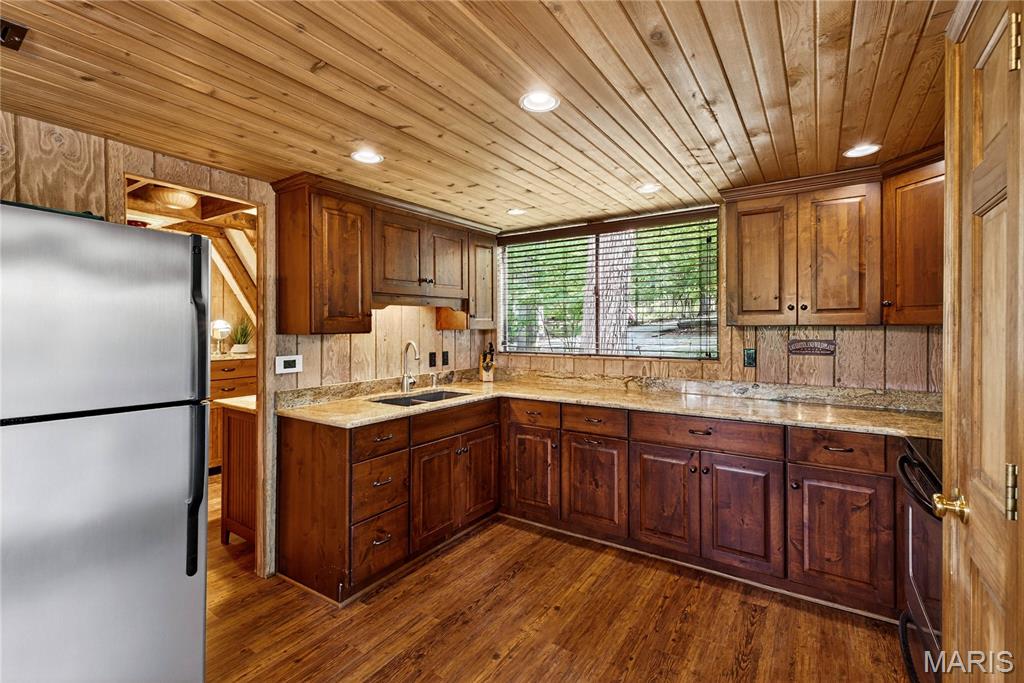 695 Shadow View Drive