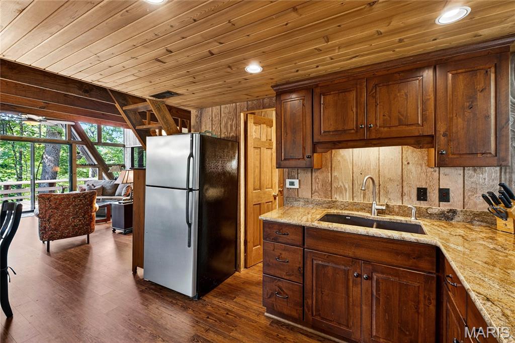 695 Shadow View Drive