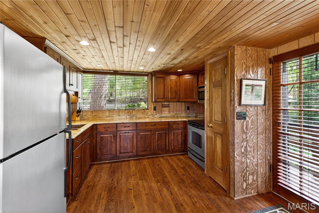 695 Shadow View Drive