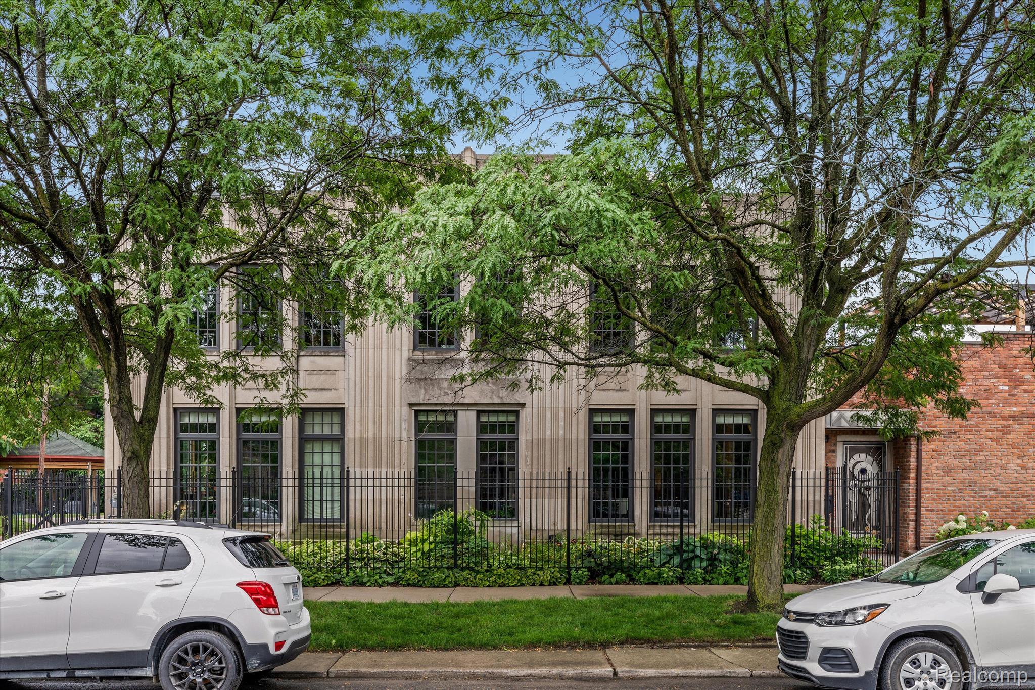 627 W ALEXANDRINE Street 8