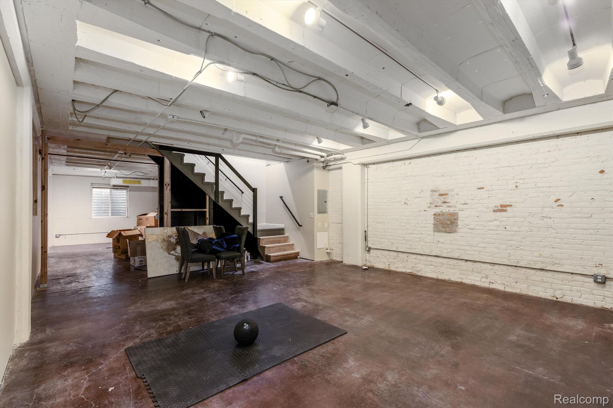 627 W ALEXANDRINE Street 8