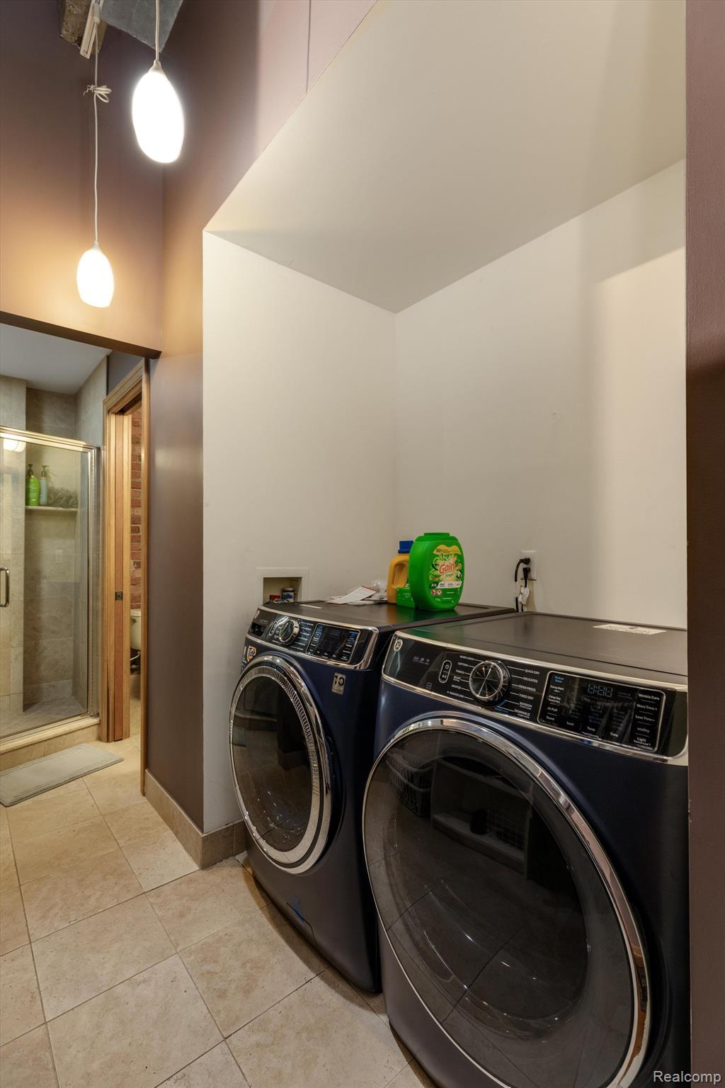 627 W ALEXANDRINE Street 8