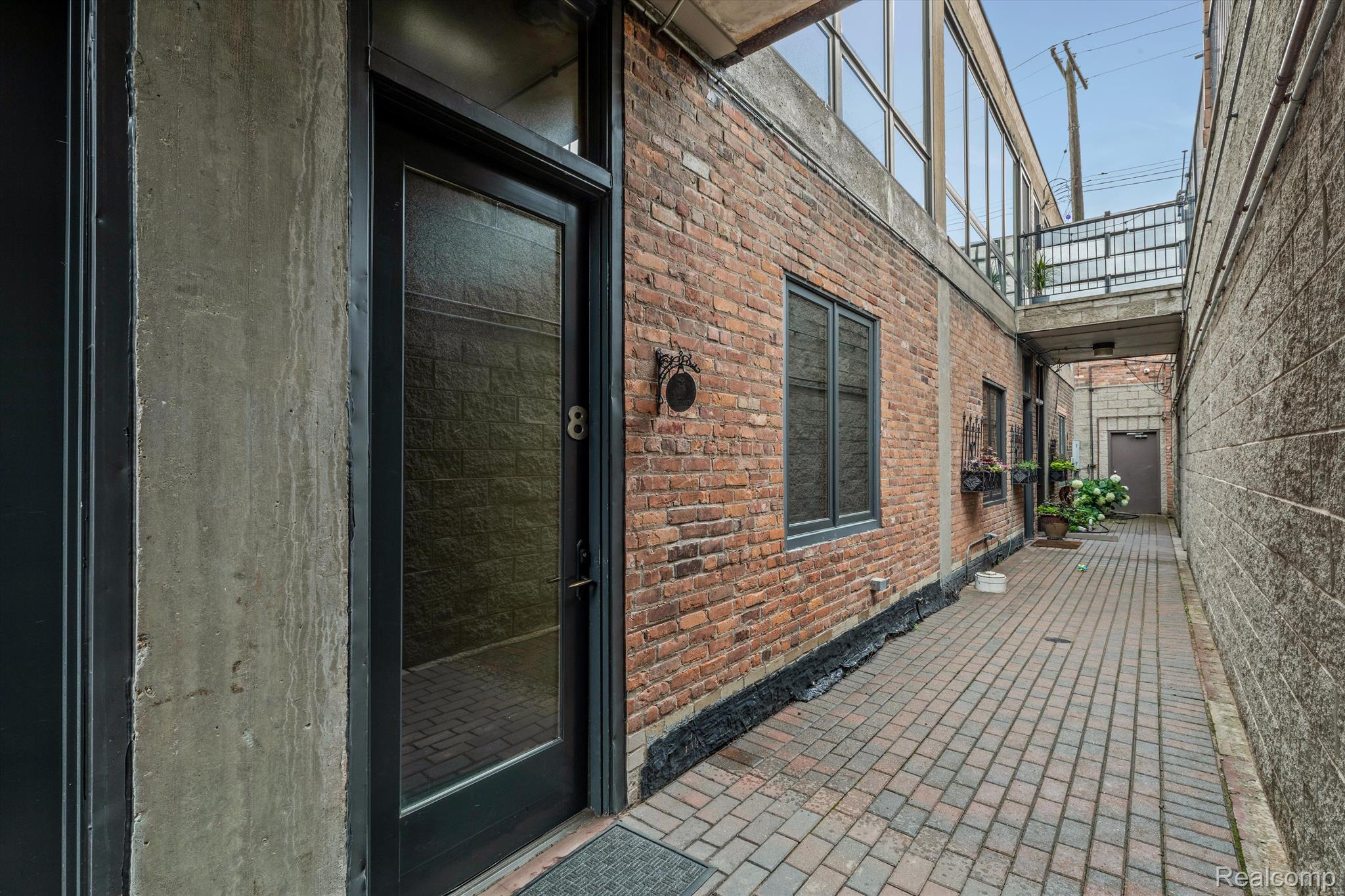 627 W ALEXANDRINE Street 8